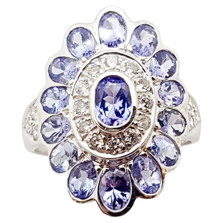 Bague en tanzanite et zirconia cubique sertie dans des montures en argent en vente