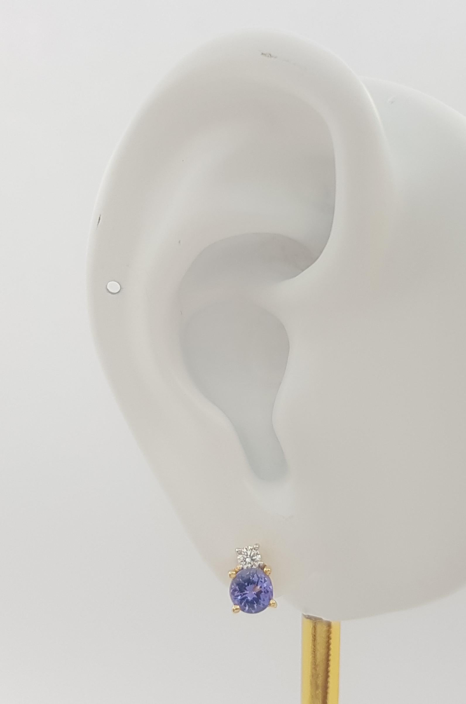 Tansanit 0,90 Karat mit Diamant 0,11 Karat Ohrringe in 18K Goldfassung

Breite: 0,4 cm 
Länge: 0,7 cm
Gesamtgewicht: 3,40 Gramm

