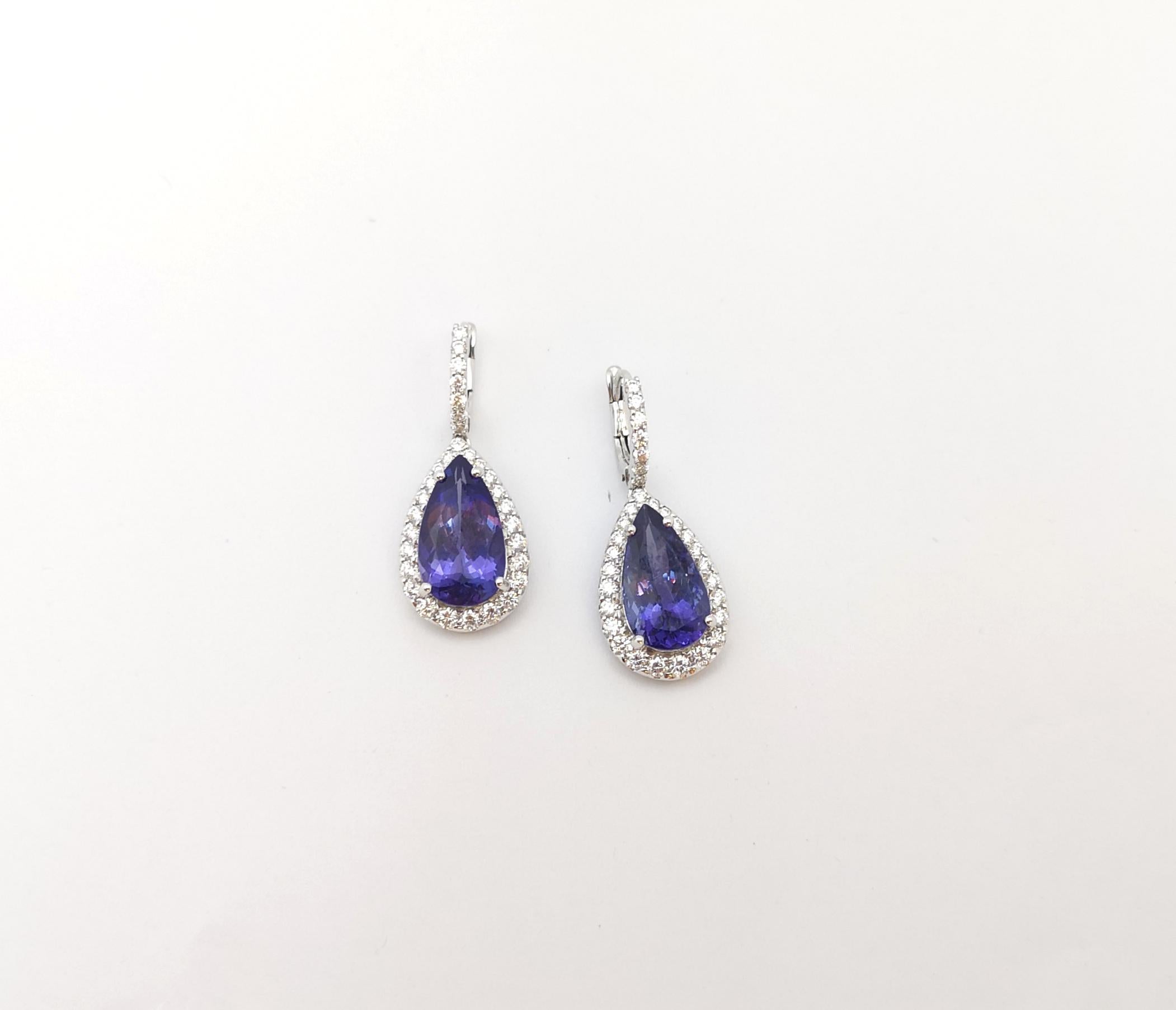 Tanzanite with Diamond Earrings set in 18K White Gold Settings In New Condition For Sale In Bangkok, TH