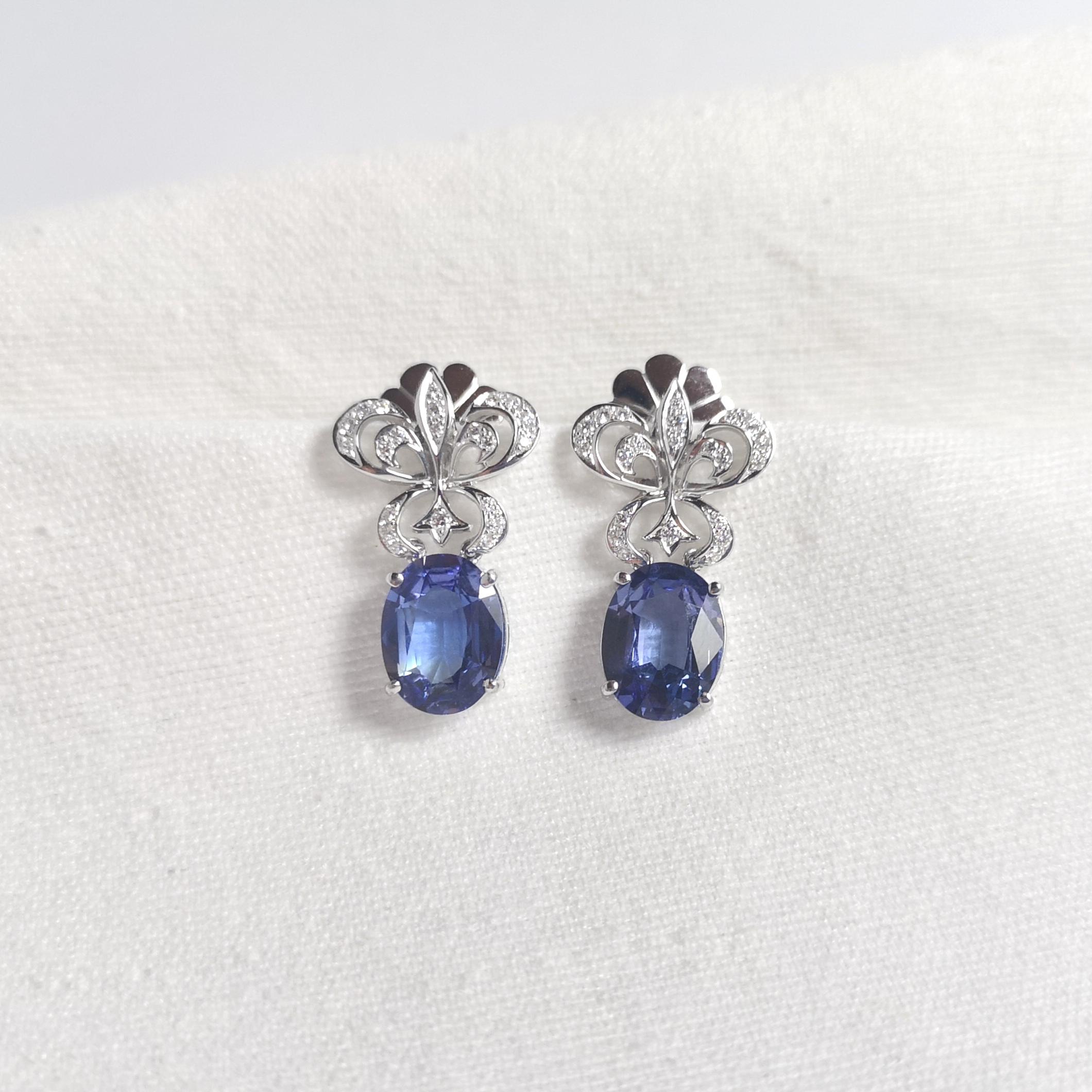 Tanzanite with Diamond Fleur-De-Lis Earrings set in 18K White Gold Settings In New Condition For Sale In Bangkok, TH