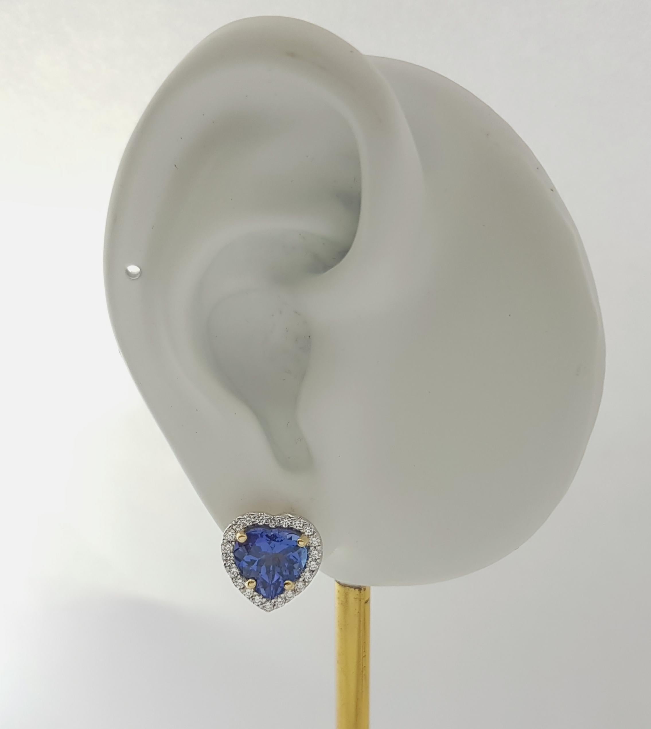Tansanit 3,69 Karat mit Diamant 0,40 Karat Ohrringe in 18K Gelb/Weißgold Fassung

Breite: 1.1 cm 
Länge: 1,1 cm
Gesamtgewicht: 5,49 Gramm

