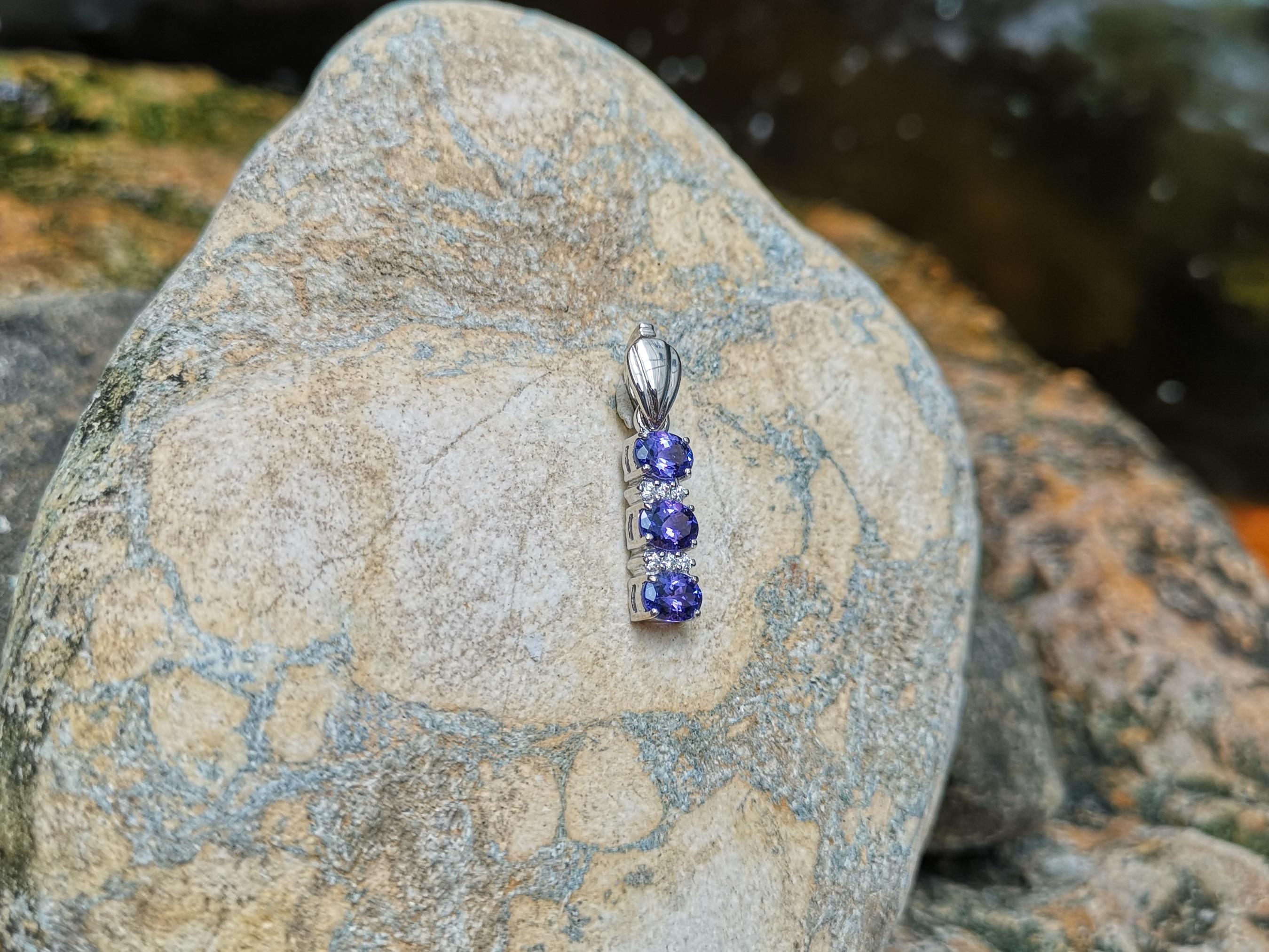 Taille ovale Pendentif en tanzanite et diamants serti dans des montures en or blanc 18 carats en vente