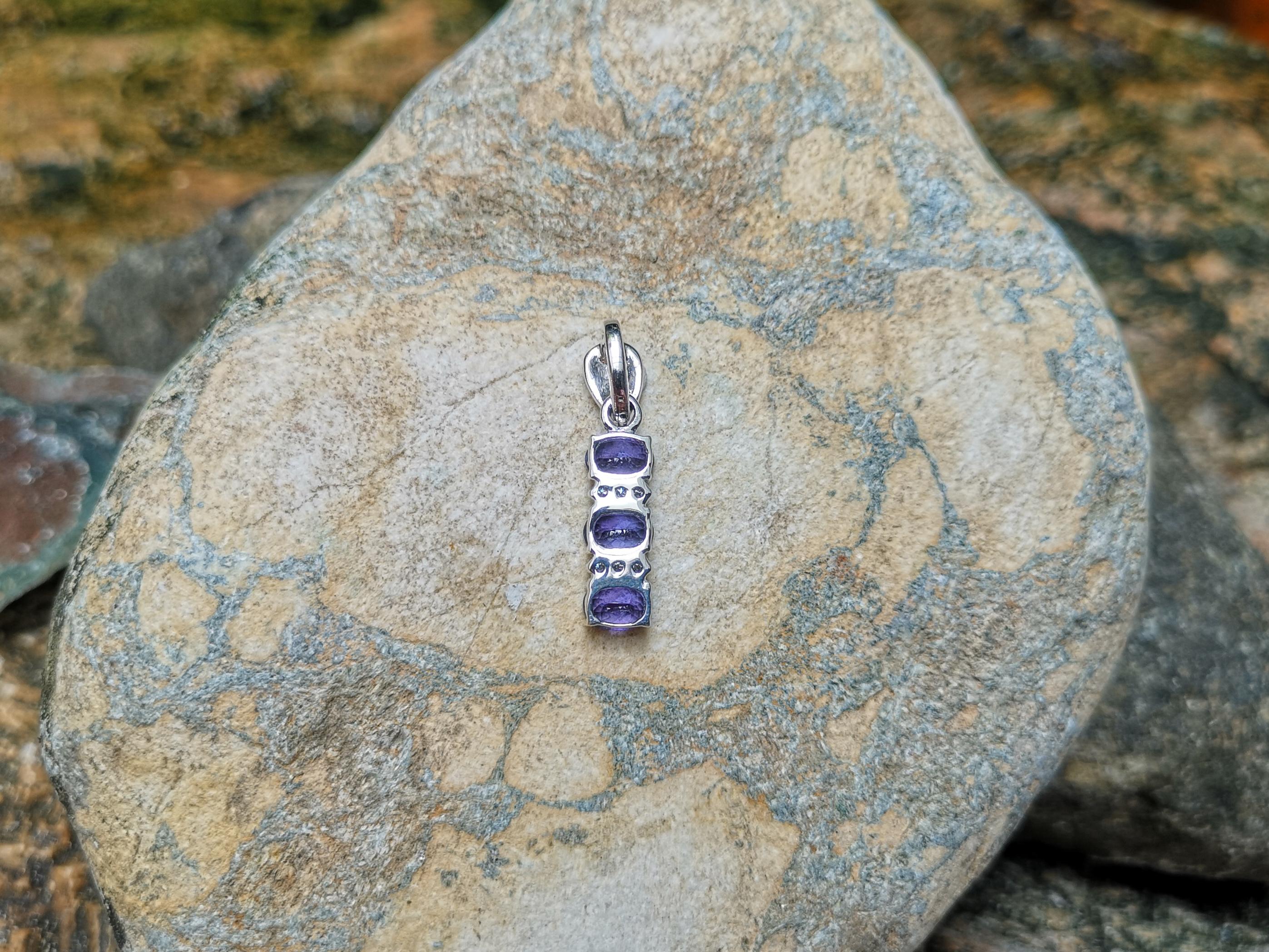 Pendentif en tanzanite et diamants serti dans des montures en or blanc 18 carats Neuf - En vente à Bangkok, TH
