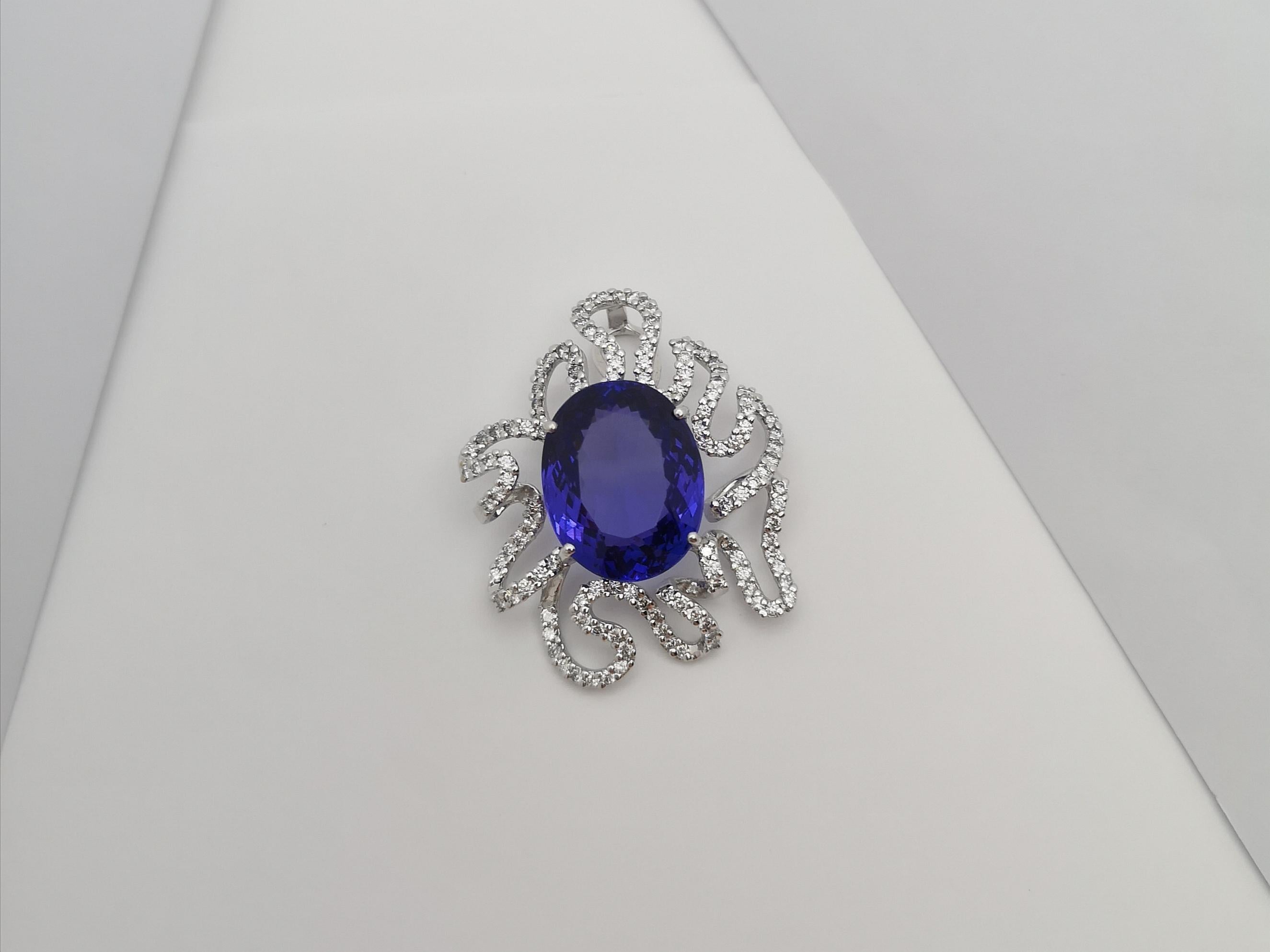 Tanzanite with Diamond Pendant set in 18 Karat White Gold Settings In New Condition For Sale In Bangkok, TH
