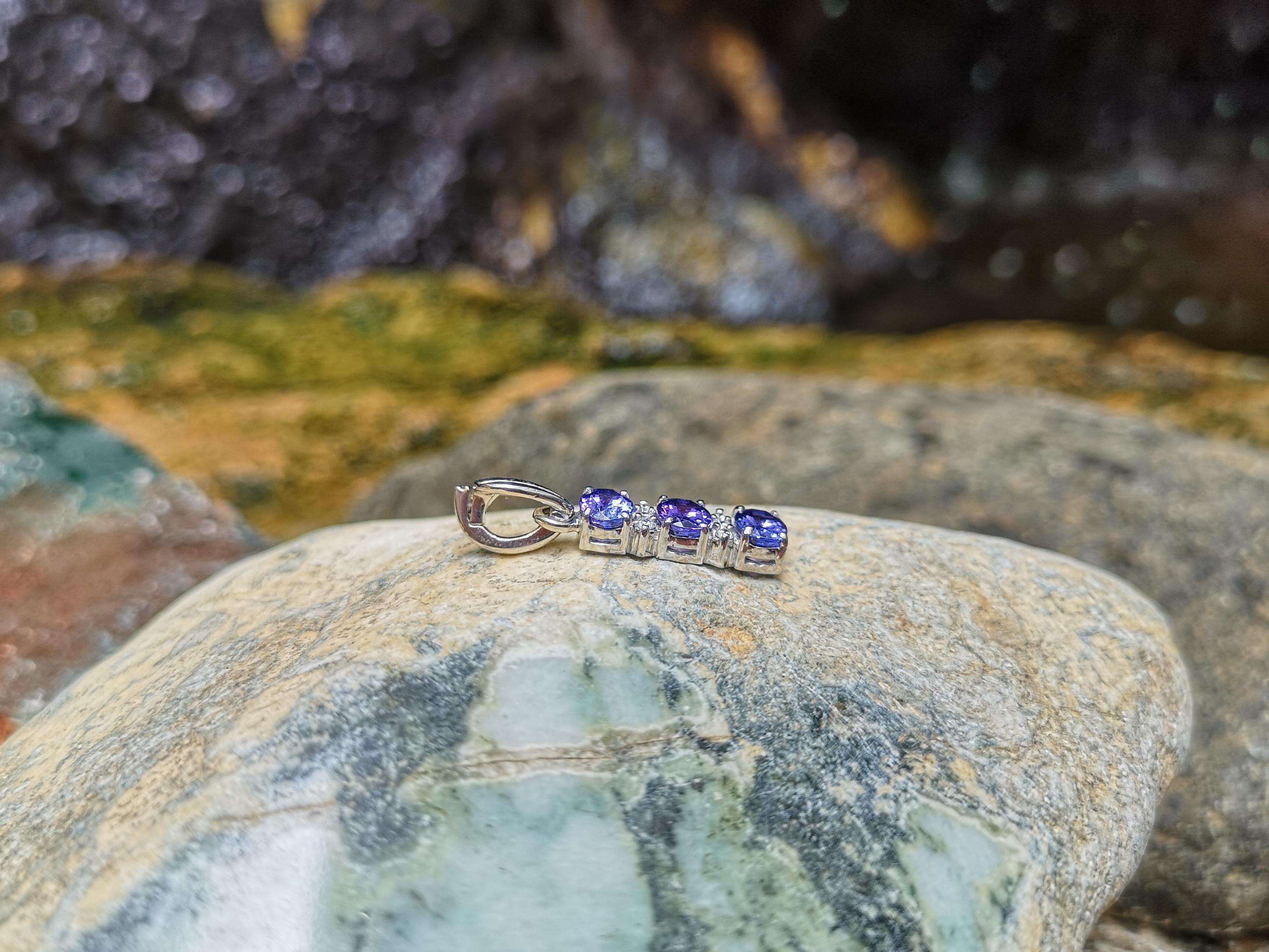 Pendentif en tanzanite et diamants serti dans des montures en or blanc 18 carats Pour femmes en vente