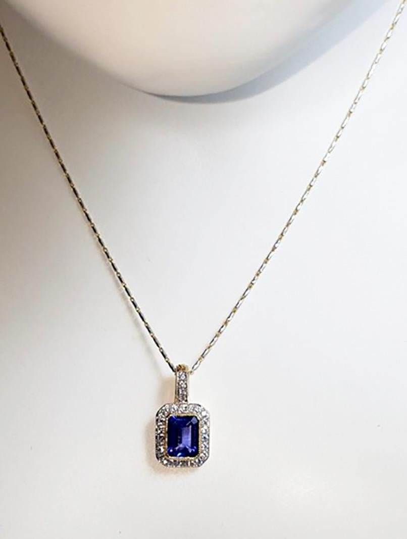 Tansanit 1,61 Karat mit Diamant 0,26 Karat Anhänger in 18K Gold gefasst
(Kette nicht enthalten)

Breite: 1.1 cm 
Länge: 2.0 cm
Gesamtgewicht: 2.48 Gramm

