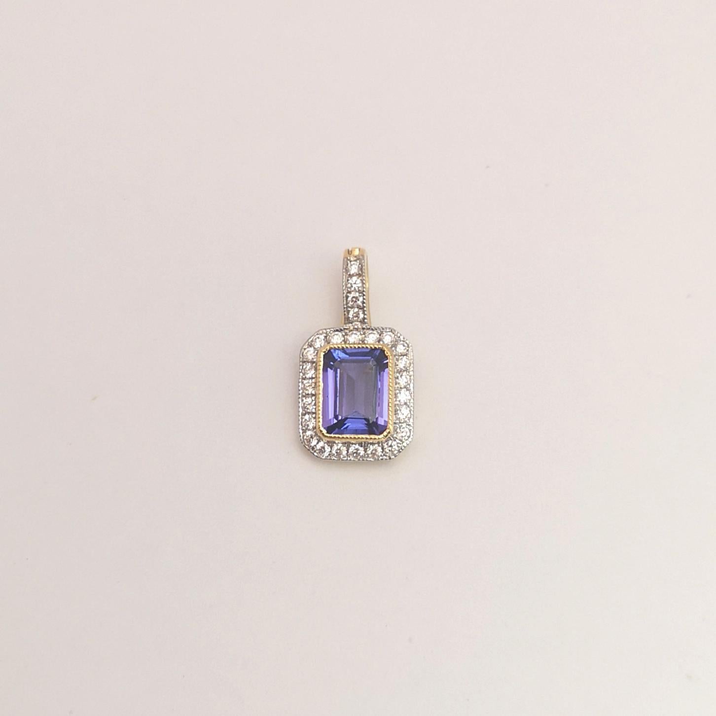 Tansanit mit Diamant-Anhänger in 18 Karat Goldfassungen gefasst (Smaragdschliff) im Angebot