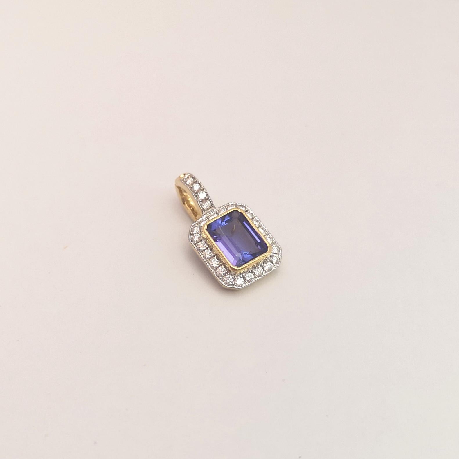 Tansanit mit Diamant-Anhänger in 18 Karat Goldfassungen gefasst im Zustand „Neu“ im Angebot in Bangkok, TH