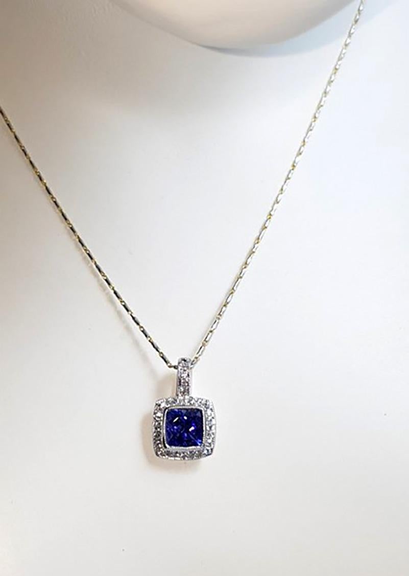Tansanit 1,46 Karat mit Diamant 0,23 Karat Anhänger in 18K Weißgold gefasst
(Kette nicht enthalten)

Breite: 1.2 cm 
Länge: 1,8 cm
Gesamtgewicht: 2.61 Gramm

