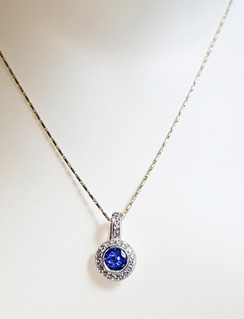 Tansanit 0,87 Karat mit Diamant 0,18 Karat Anhänger in 18K Weißgold gefasst
(Kette nicht enthalten)

Breite: 1.1 cm 
Länge: 1.7 cm
Gesamtgewicht: 2,17 Gramm

