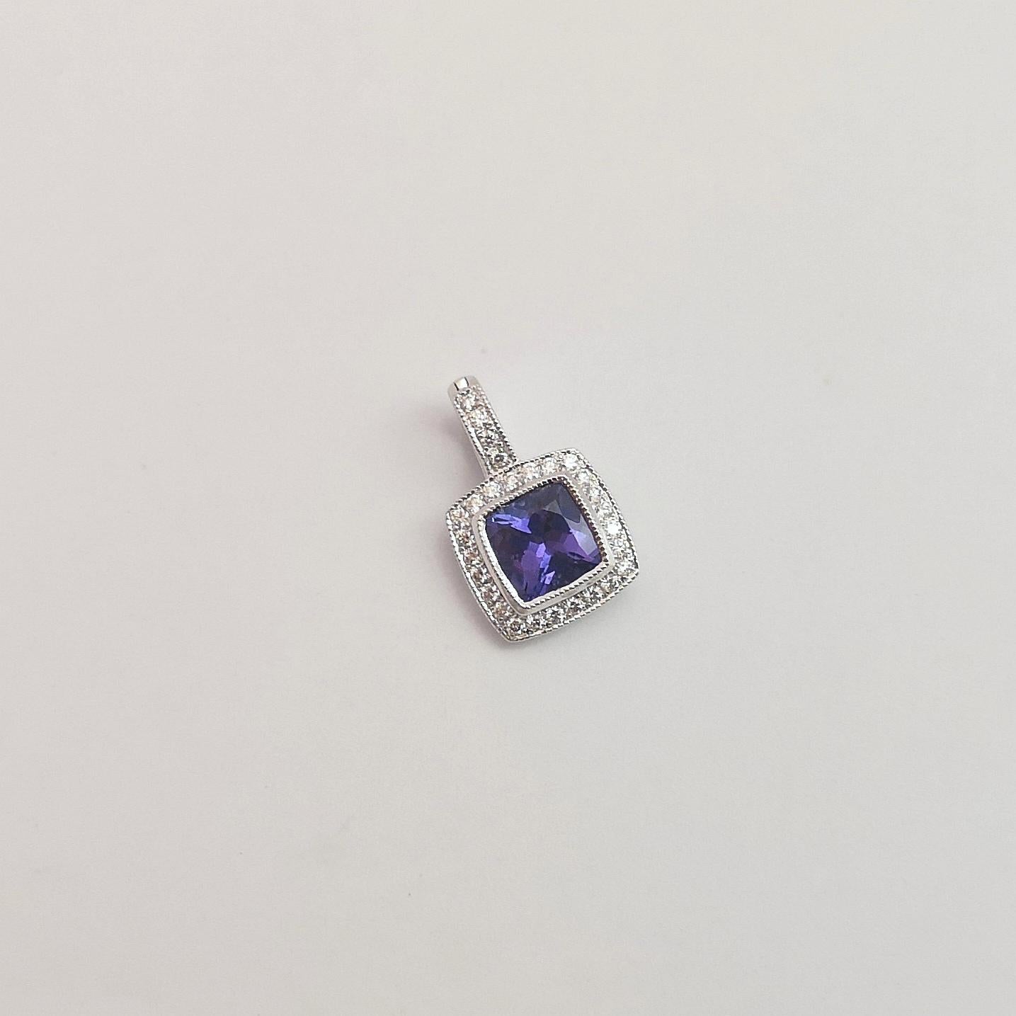 Tansanit mit Diamant-Anhänger in 18 Karat Weißgold in Fassungen (Kissenschliff) im Angebot