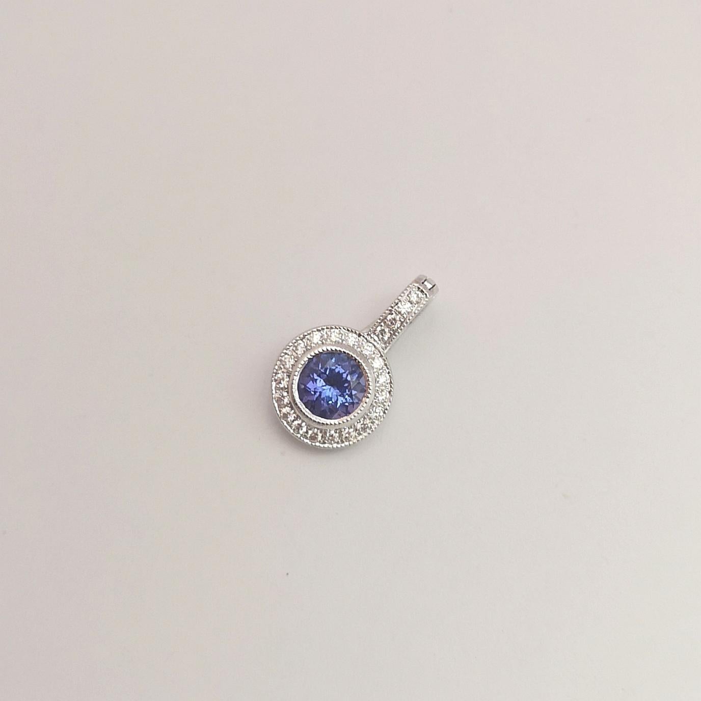 Tansanit mit Diamant-Anhänger in 18 Karat Weißgold in Fassungen im Zustand „Neu“ im Angebot in Bangkok, TH