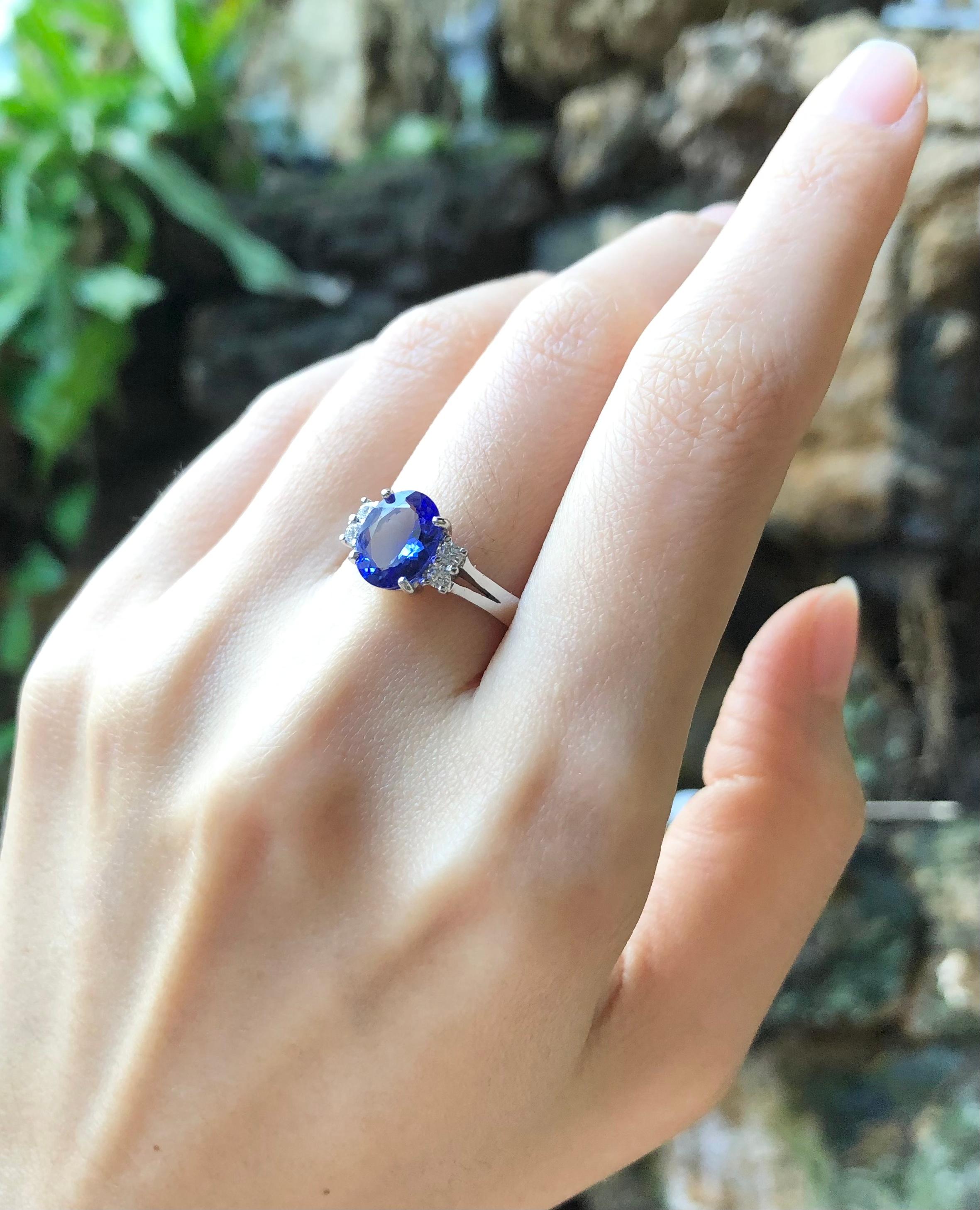 Contemporary Tanzanite with Diamond Ring Set in 18 Karat White Gold Settings For Sale