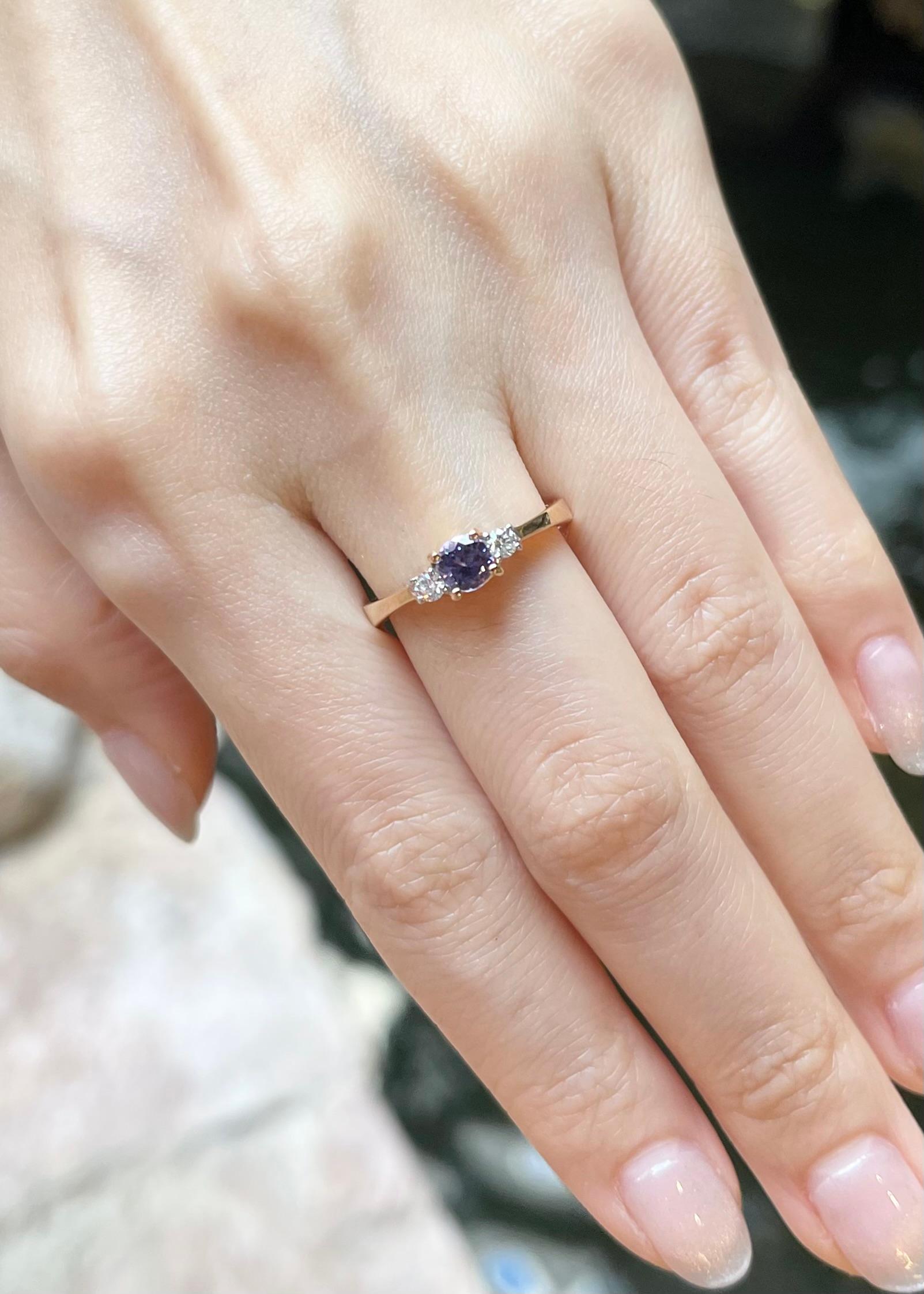 Round Cut Tanzanite with Diamond Ring set in 18K Gold Settings For Sale