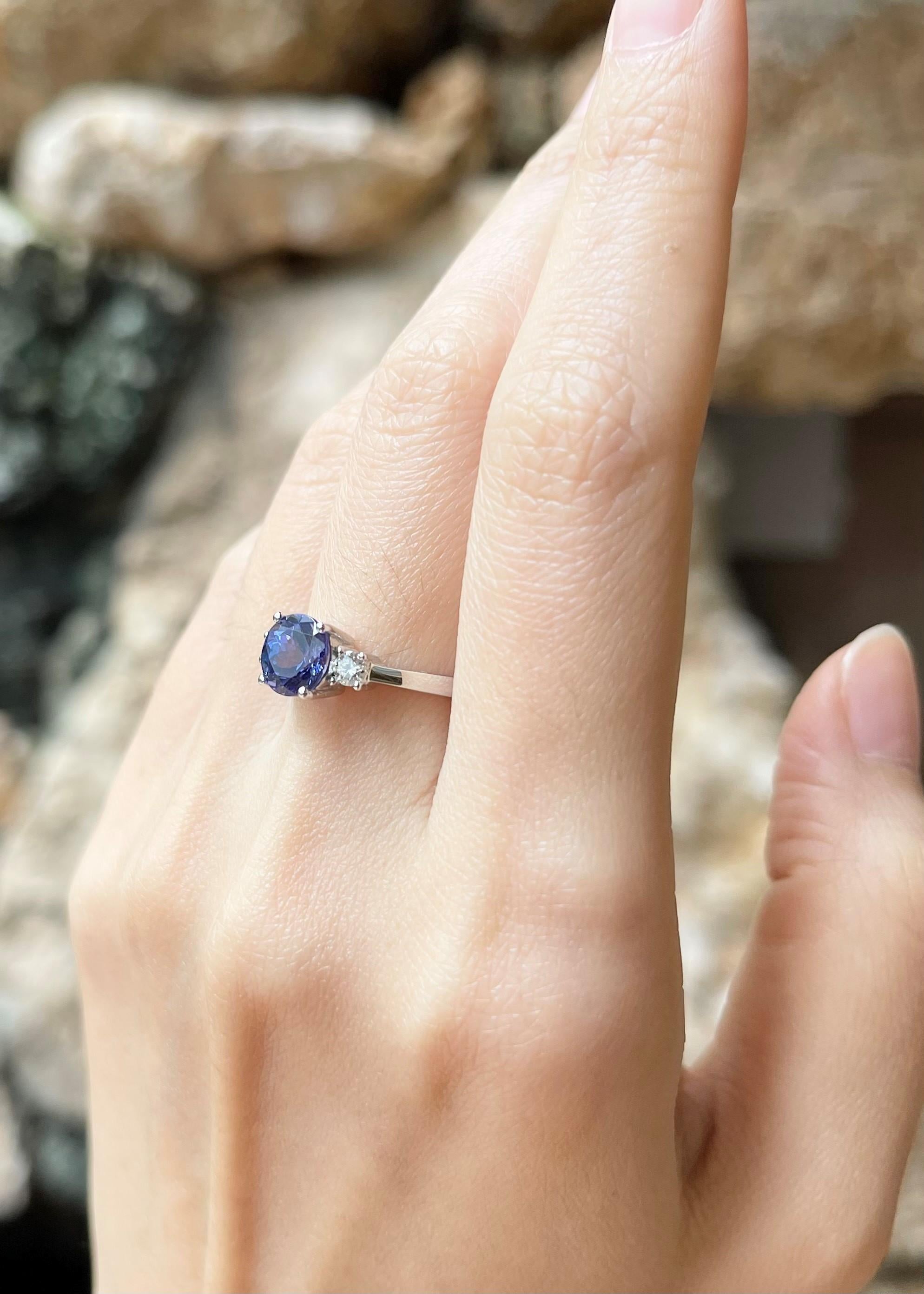 Round Cut Tanzanite with Diamond Ring set in 18K White Gold Setting For Sale
