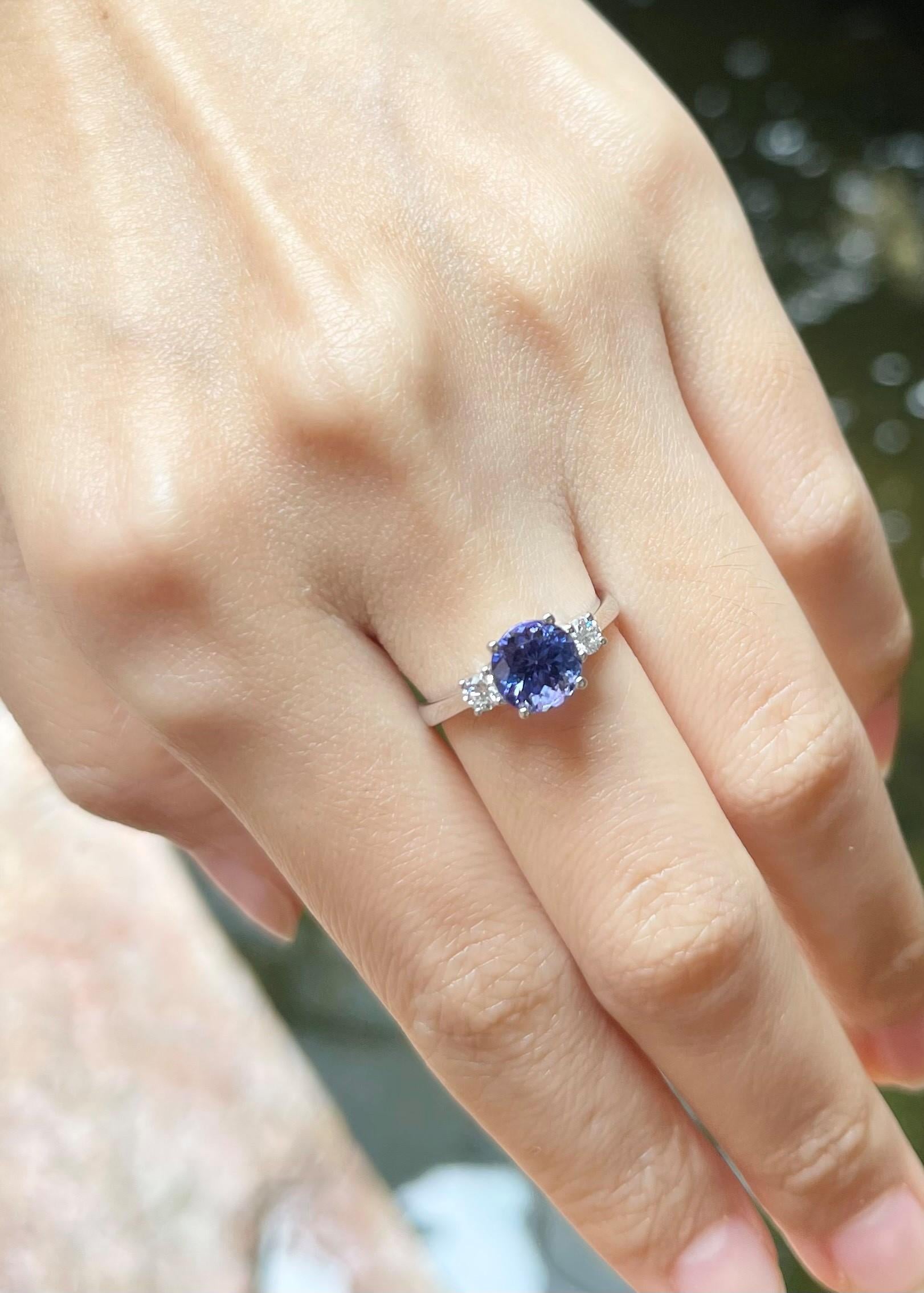 Tanzanite with Diamond Ring set in 18K White Gold Setting In New Condition For Sale In Bangkok, TH