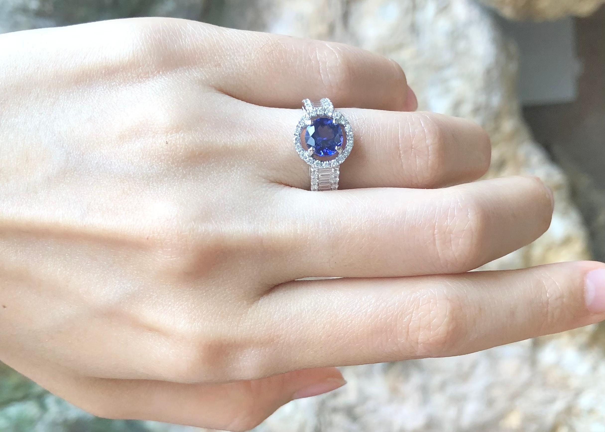Tanzanite with Diamond Ring Set in 18K White Gold Setting In New Condition For Sale In Bangkok, TH