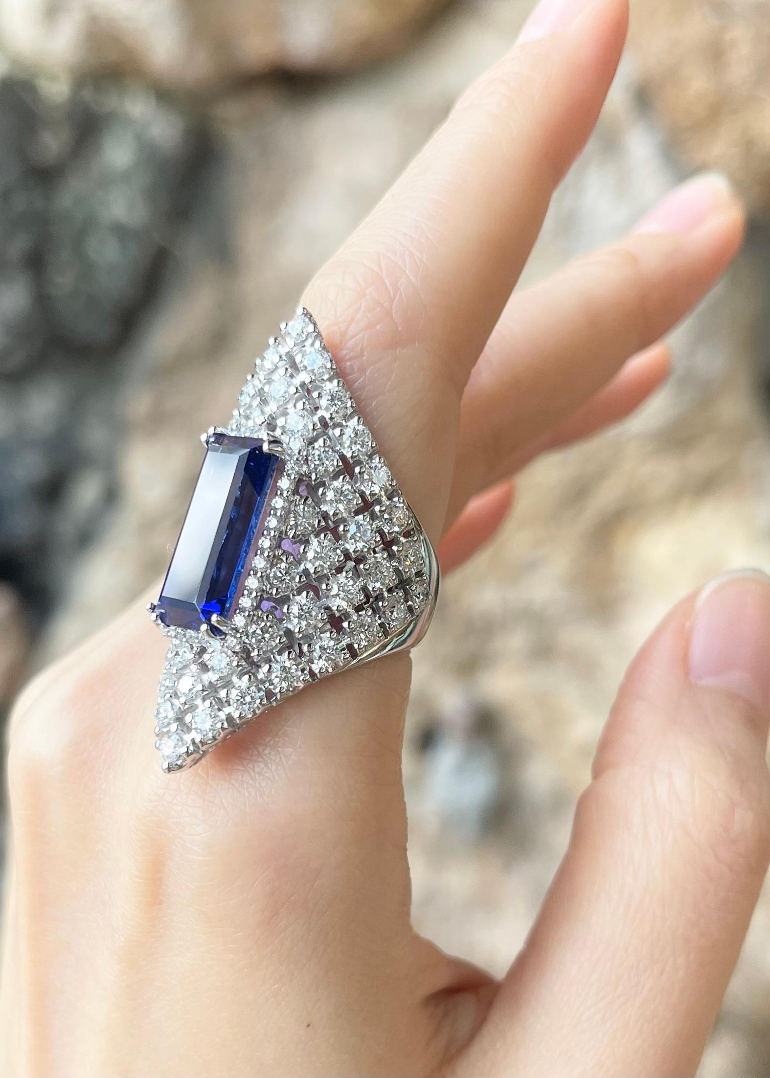 Tanzanite with Diamond Ring set in 18K White Gold Settings In New Condition For Sale In Bangkok, TH