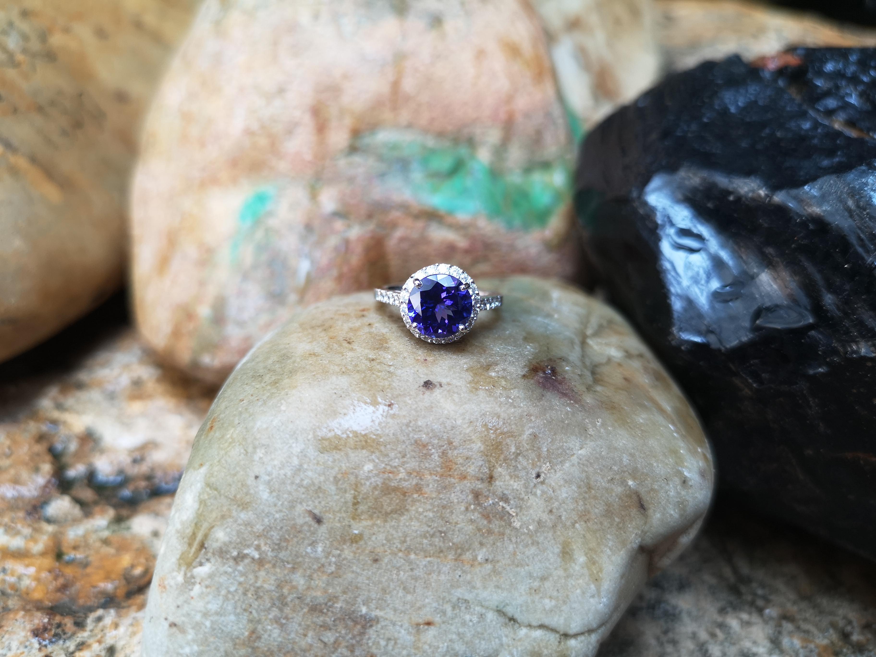 Round Cut Tanzanite with Diamond Ring Set in Platinum 950 Settings In New Condition For Sale In Bangkok, TH