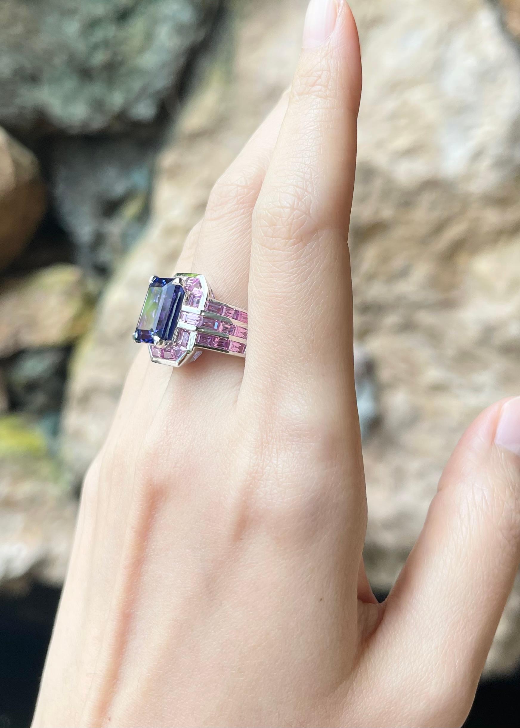 Tansanit mit rosa Saphir Ring in 18K Weißgold Fassung im Zustand „Neu“ im Angebot in Bangkok, TH
