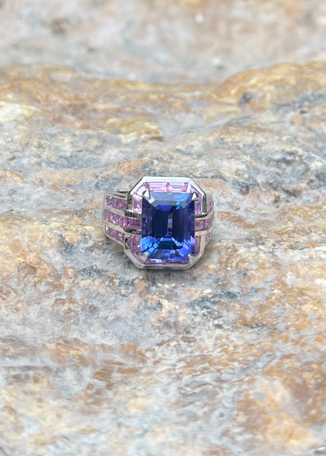 Tansanit mit rosa Saphir Ring in 18K Weißgold Fassung im Angebot 3