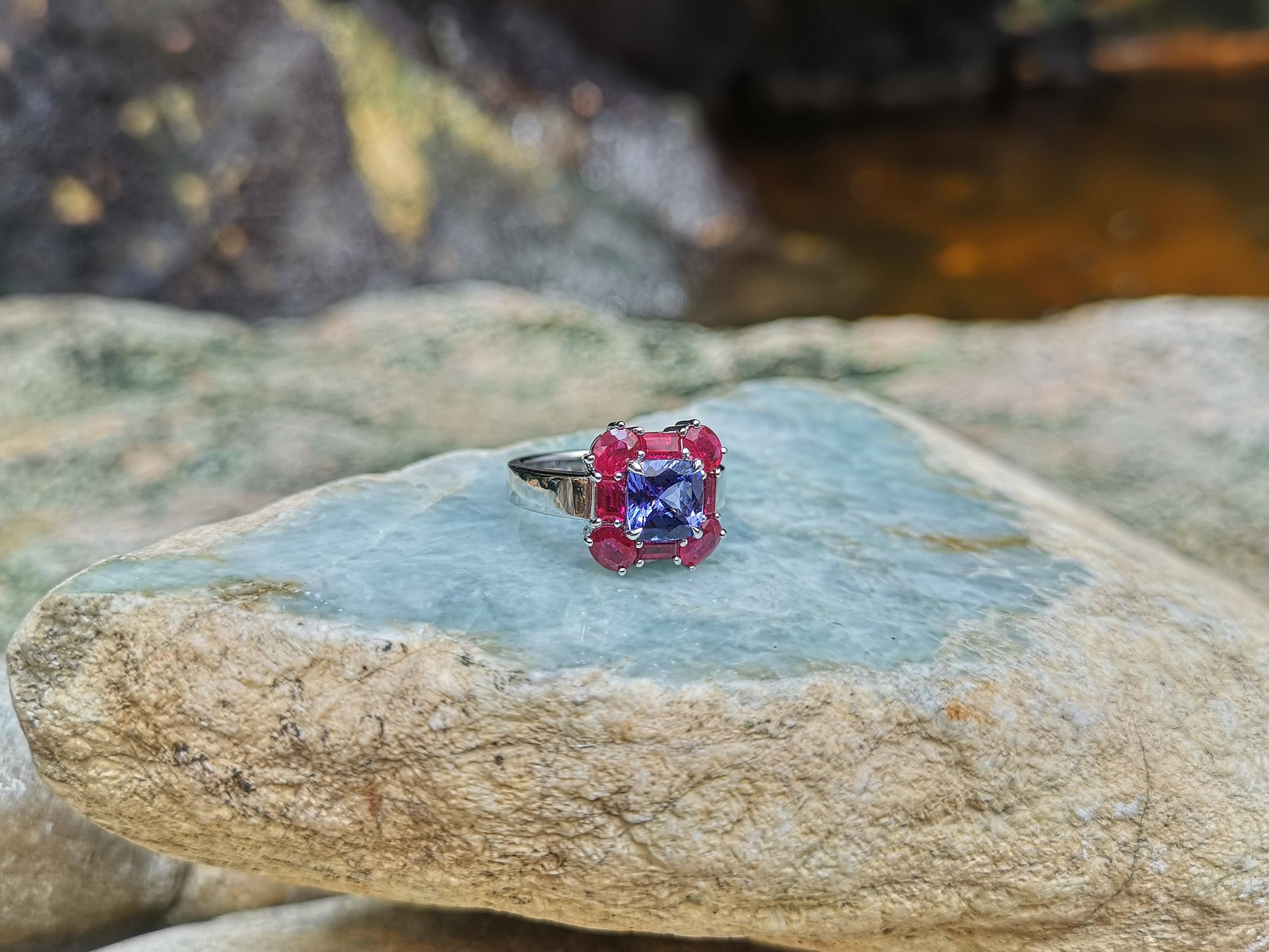 Tanzanite with Ruby Ring Set in 18 Karat White Gold Settings In New Condition For Sale In Bangkok, TH