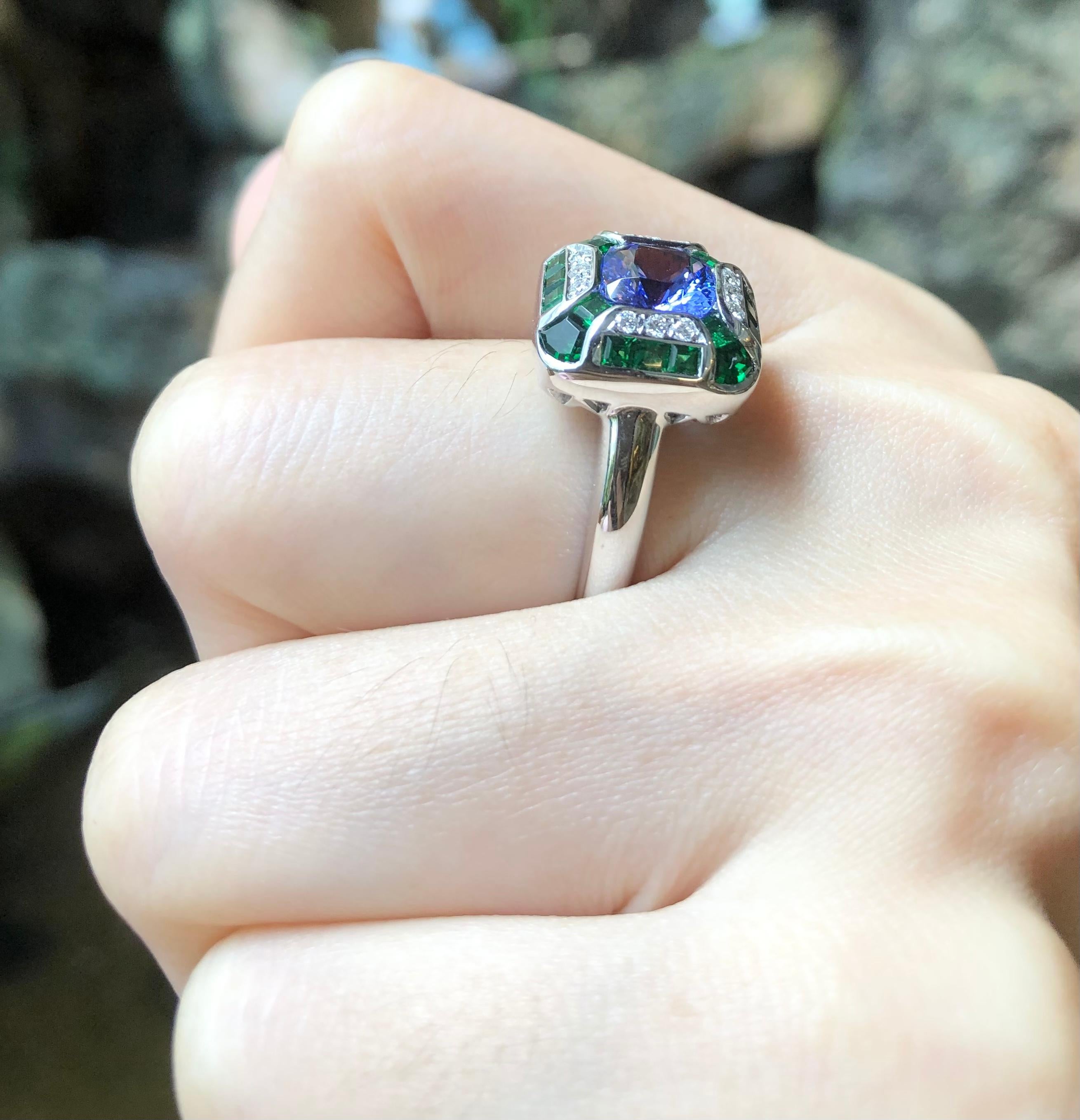 Tanzanite with Tsavorite and Diamond Ring Set in 18 Karat White Gold Settings In New Condition For Sale In Bangkok, TH