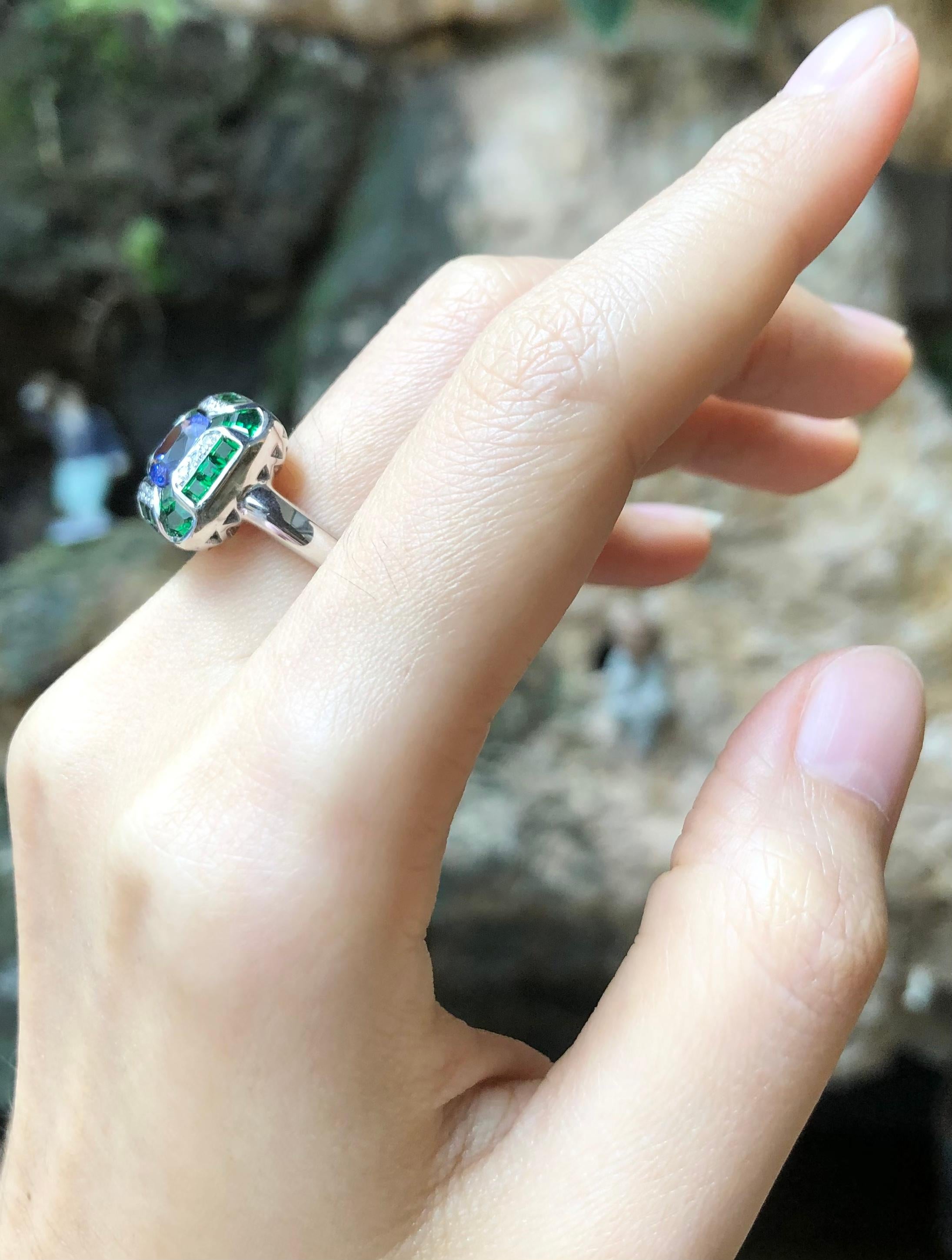 Ring mit Tansanit mit Tsavorit und Diamant in 18 Karat Weißgoldfassung Damen im Angebot