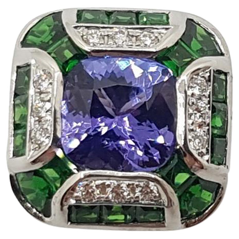 Anillo de tanzanita con tsavorita y diamantes engastado en oro blanco de 18 quilates