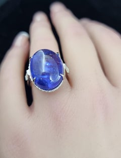 Anello con tanzanite e diamanti bianchi in oro 18k