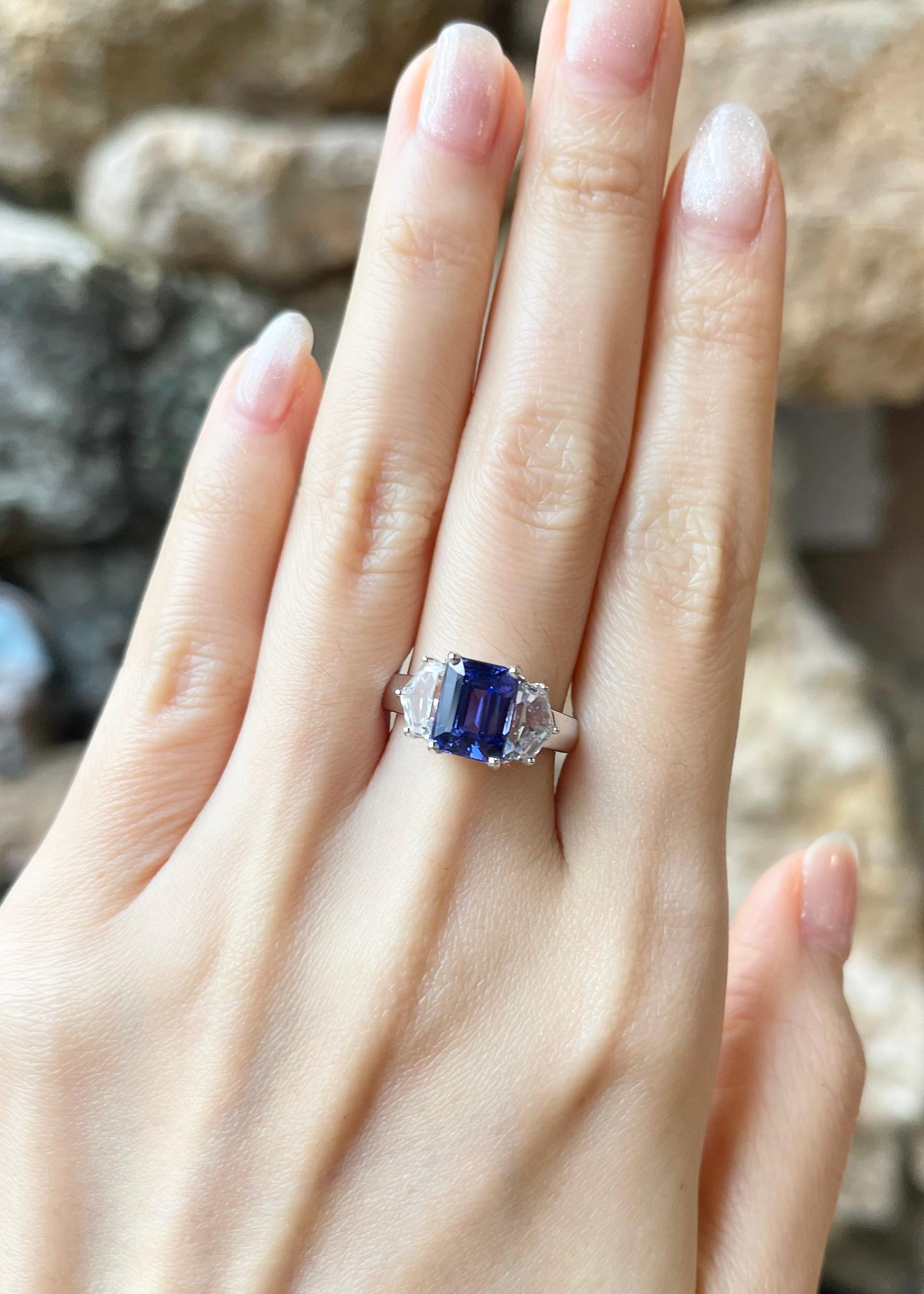 Tanzanite 2.88 carats with White Sapphire 1.89 carat Ring set in 18K White Gold Settings

Width:  1.5 cm 
Length: 0.9 cm
Ring Size: 52
Total Weight: 6.67 grams

