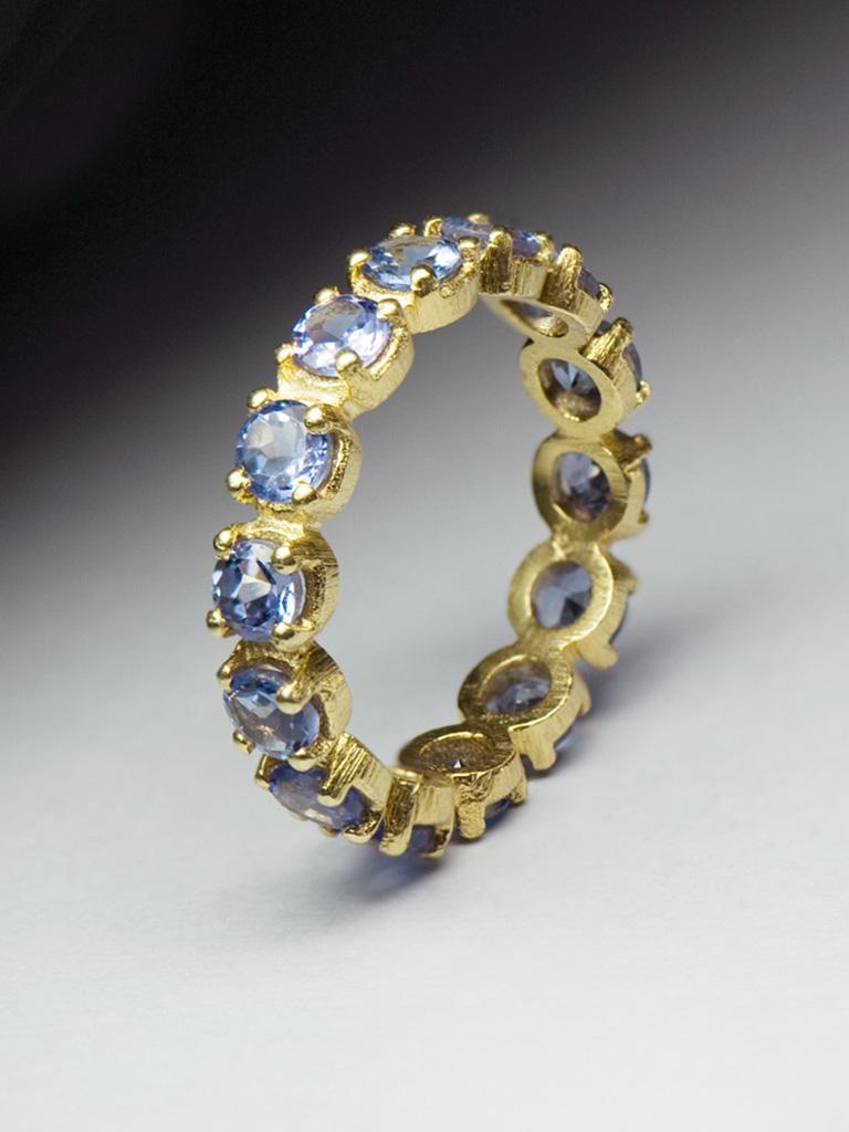 Anello in oro giallo 14K con 14 tanzaniti naturali di qualità pregiata, taglio rotondo classico
origine della tanzanite - Tanzania
Misure delle pietre - 0,039 х 0,12 х 0,12 in / 1 х 3 х 3 mm
peso dell'anello - 3.54 grammi
misura dell'anello - 7,25