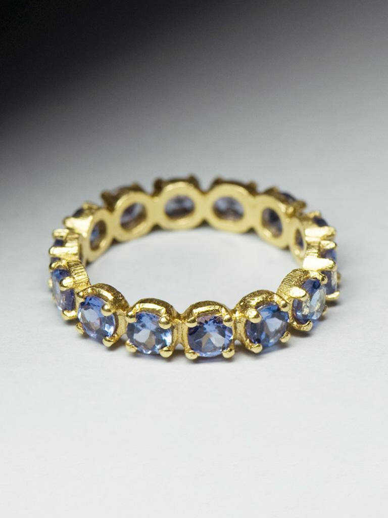 Anello di eternità in oro giallo con tanzanite viola blu, classico taglio rotondo con pietre naturali in vendita 1
