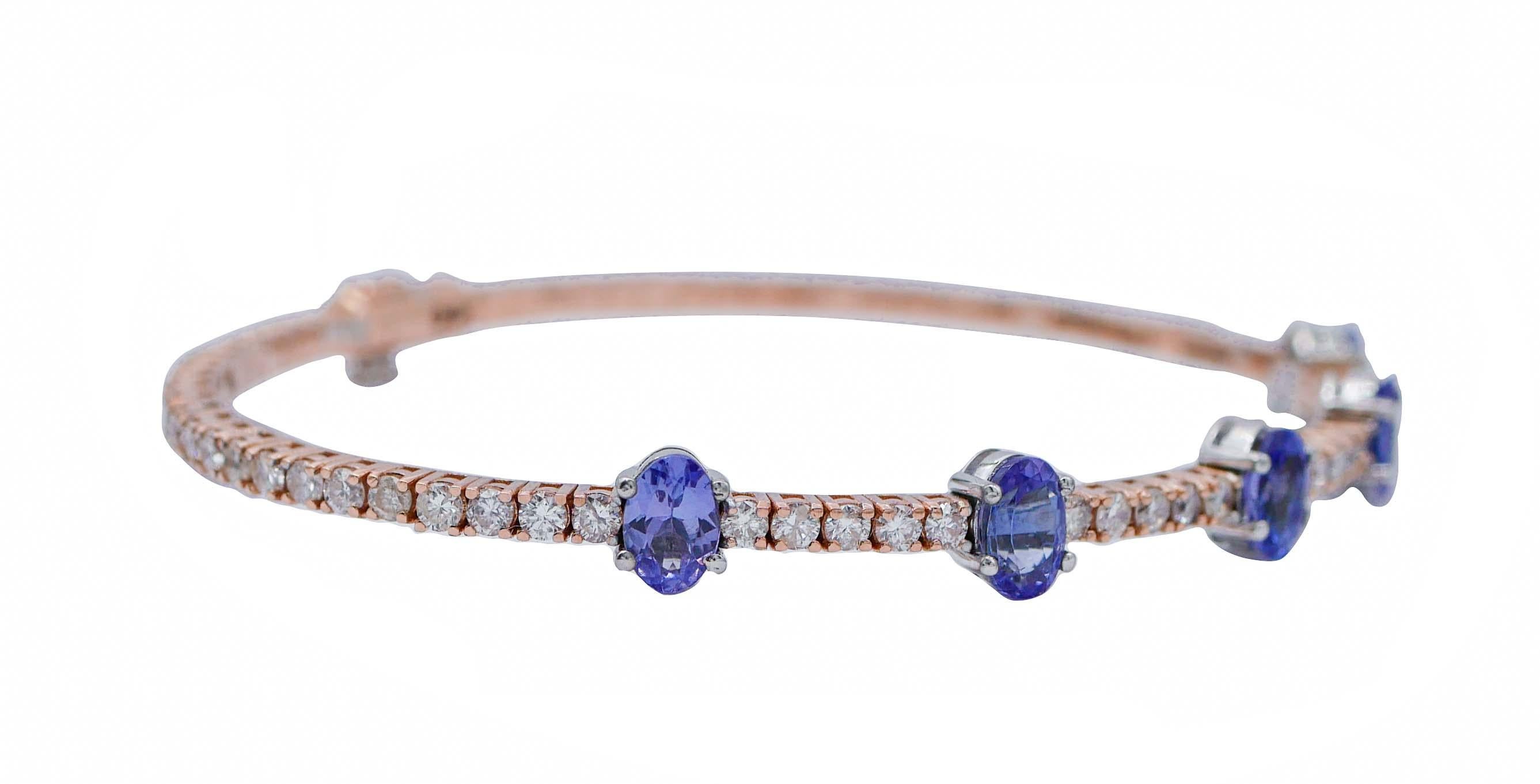 Fantastic bracelet in 18 kt rose and white gold structure mounted with five tanzanite and,between of them and for all the bracelet,diamonds.
Diamonds 2.60 ct
Tanzanite 2.73 ct - 6 mm x 4 mm
Total Weight 11.50 gr
RF    G    COEO
RK.GUHI80
Inner