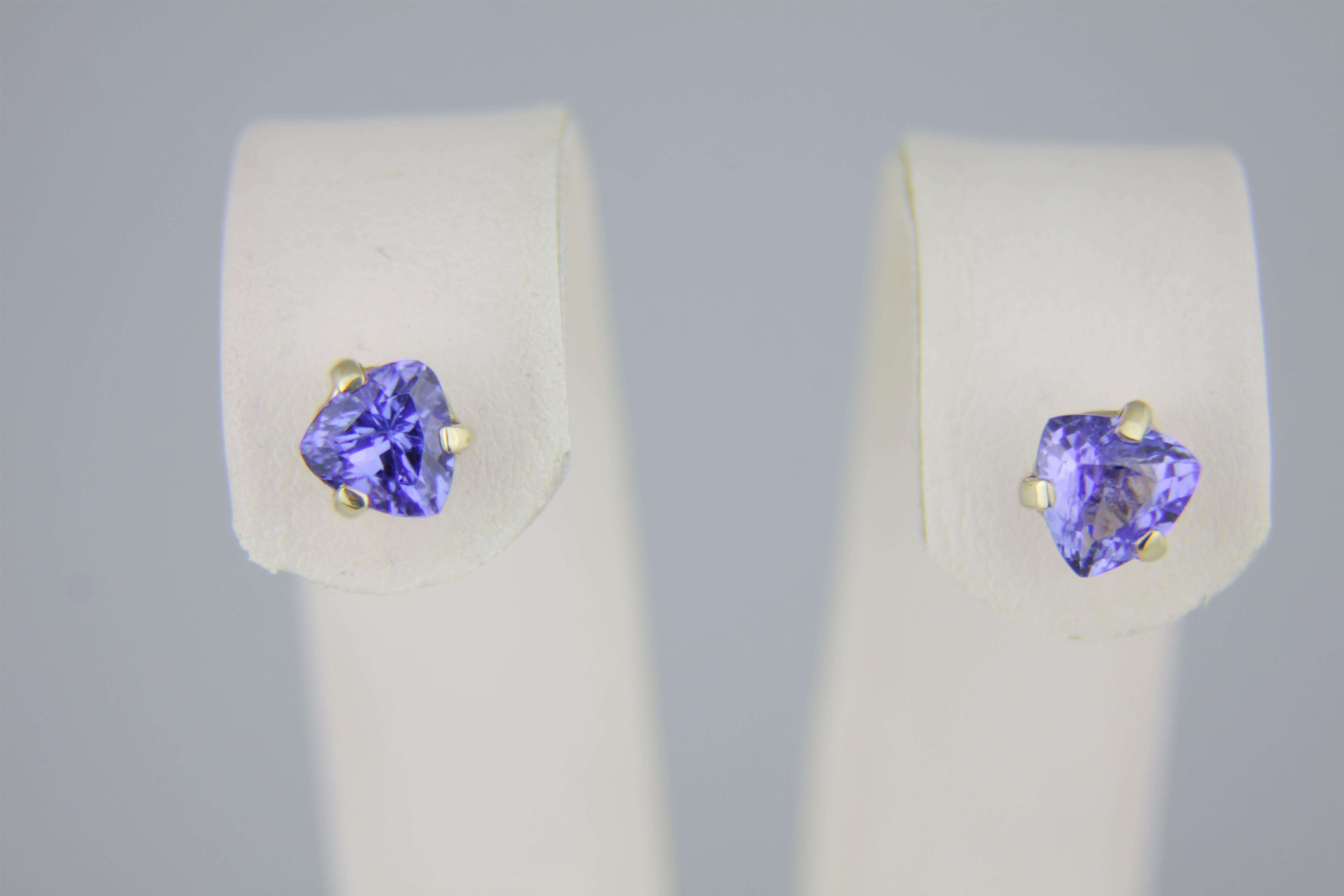 Tanzanites and diamonds 14k gold earrings studs. For Sale 4