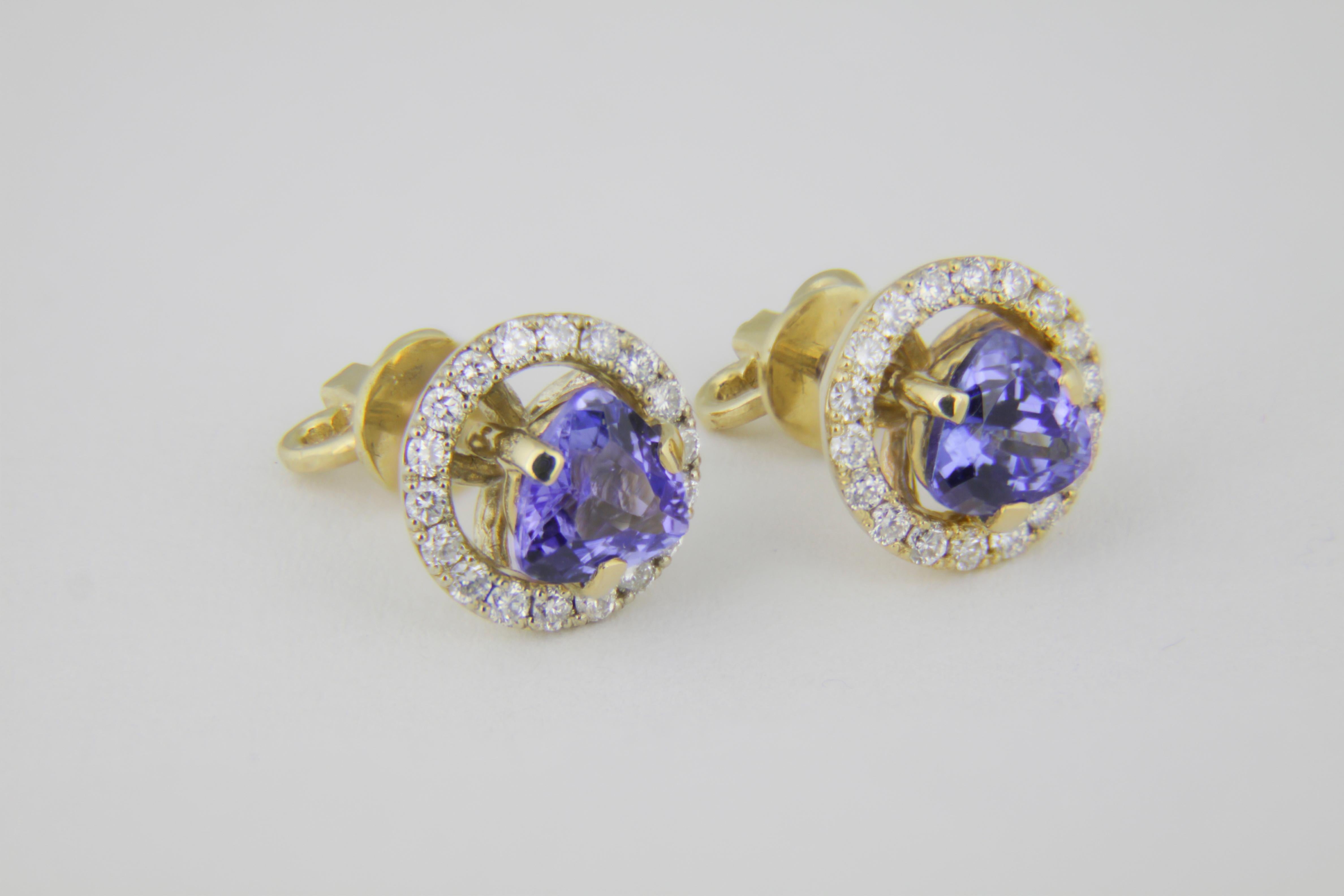 Modern Tanzanites and diamonds 14k gold earrings studs. For Sale