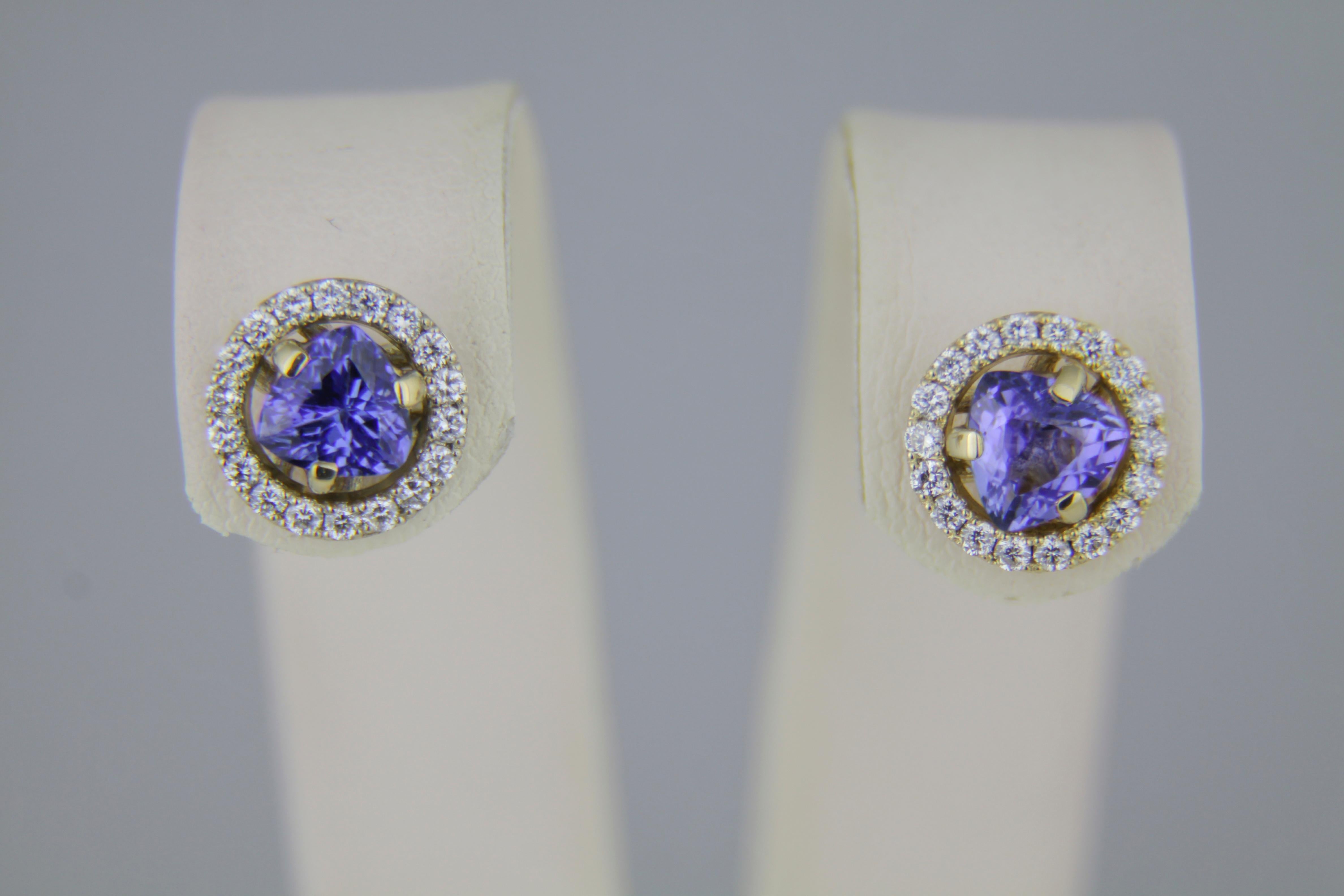 Tanzanites and diamonds 14k gold earrings studs. For Sale 1