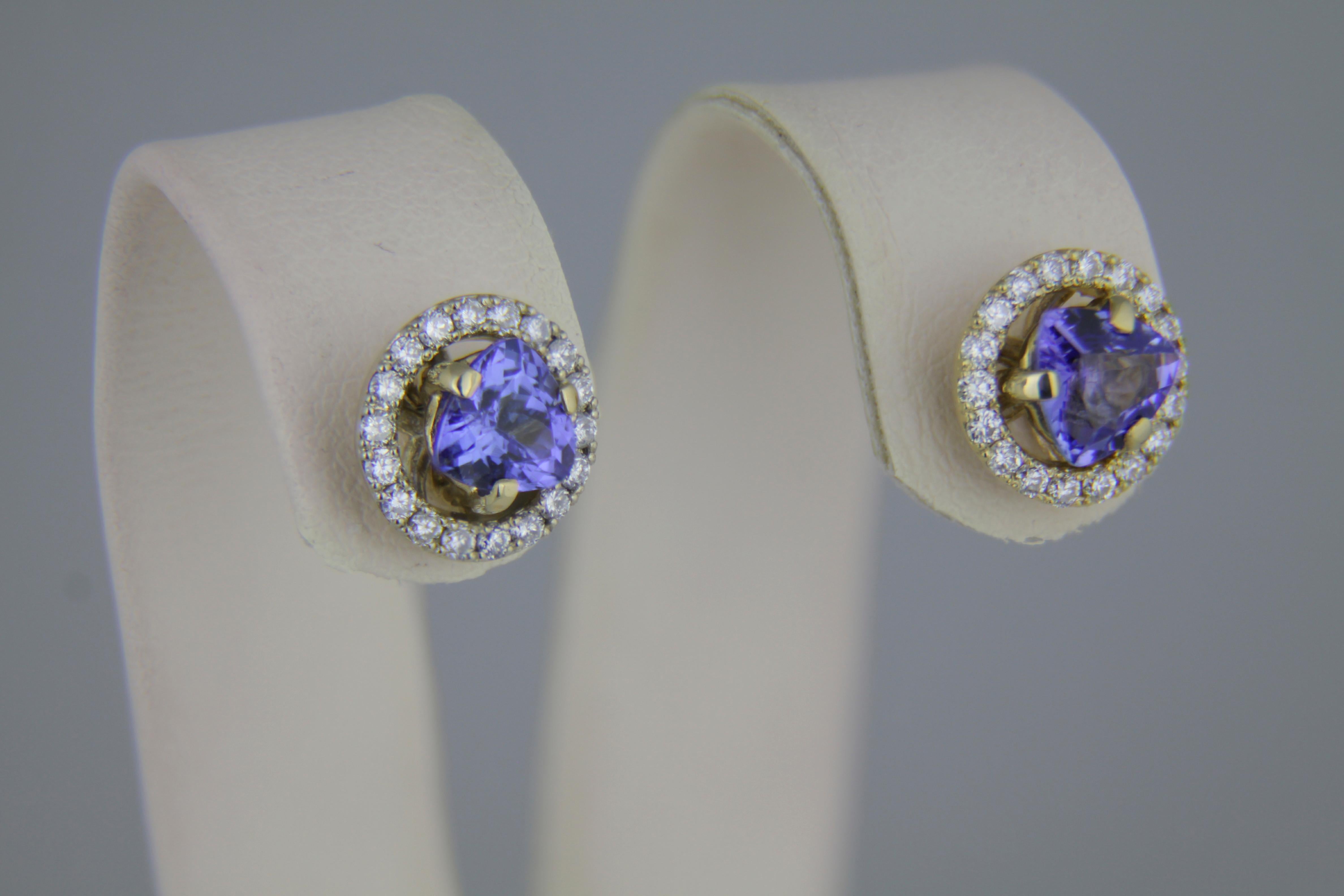 Tanzanites and diamonds 14k gold earrings studs. For Sale 2