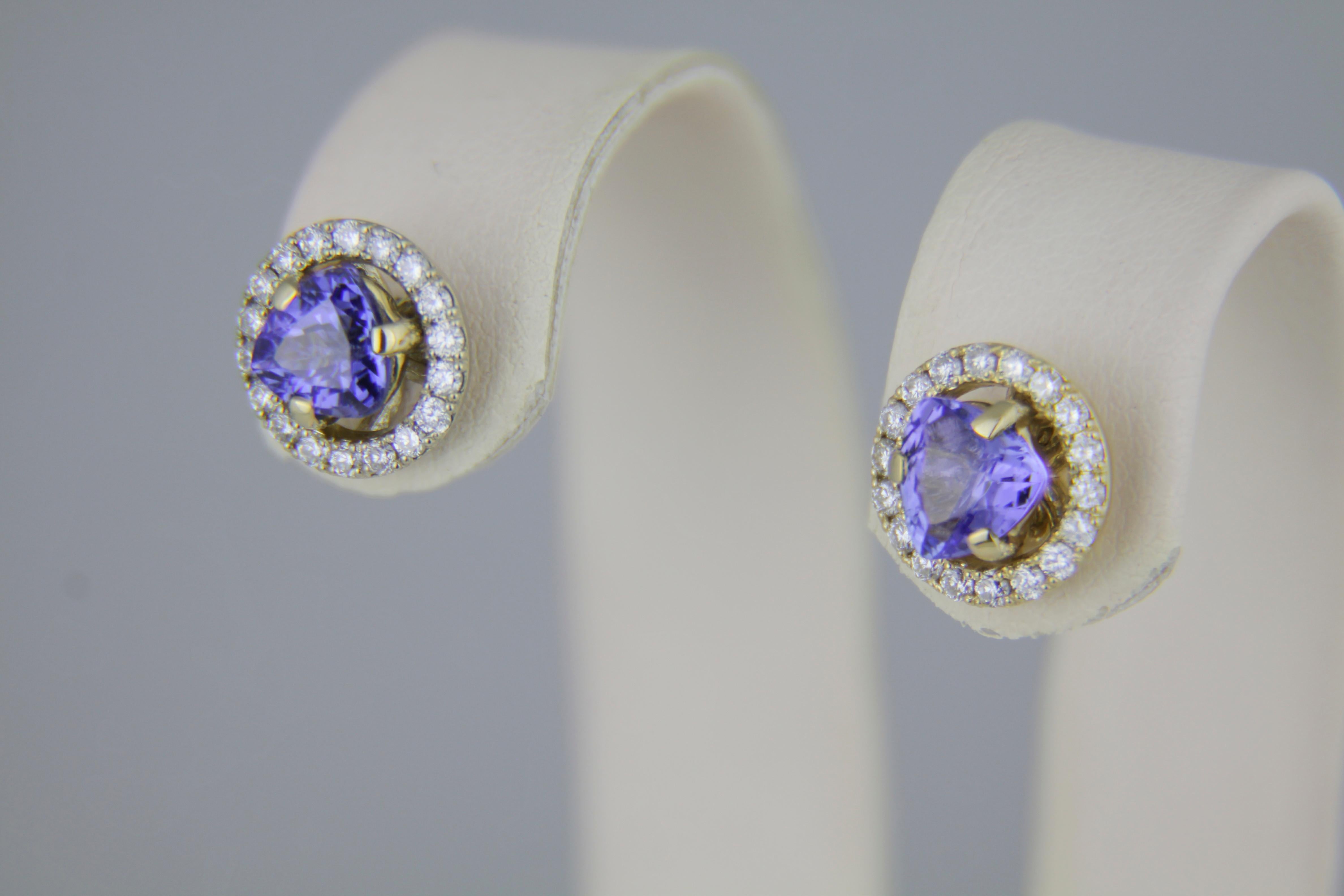 Tanzanites and diamonds 14k gold earrings studs. For Sale 3