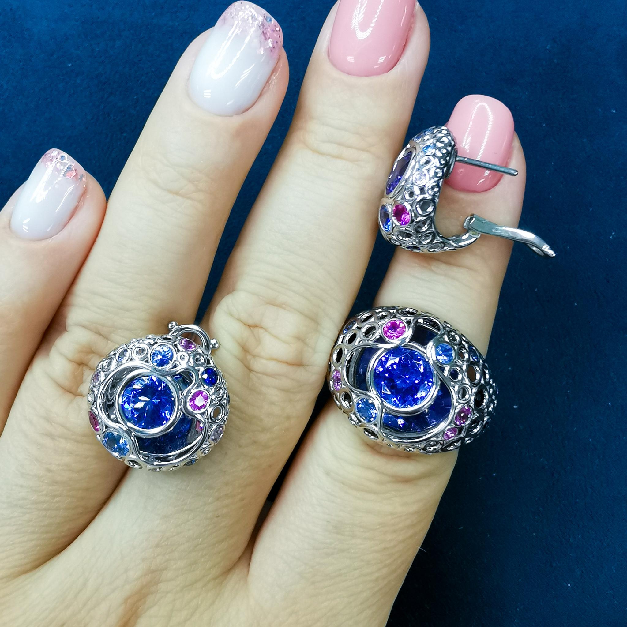 Tanzanites Pink Blue Sapphires 18 Karat White Gold Bubble Suite In New Condition For Sale In Bangkok, TH