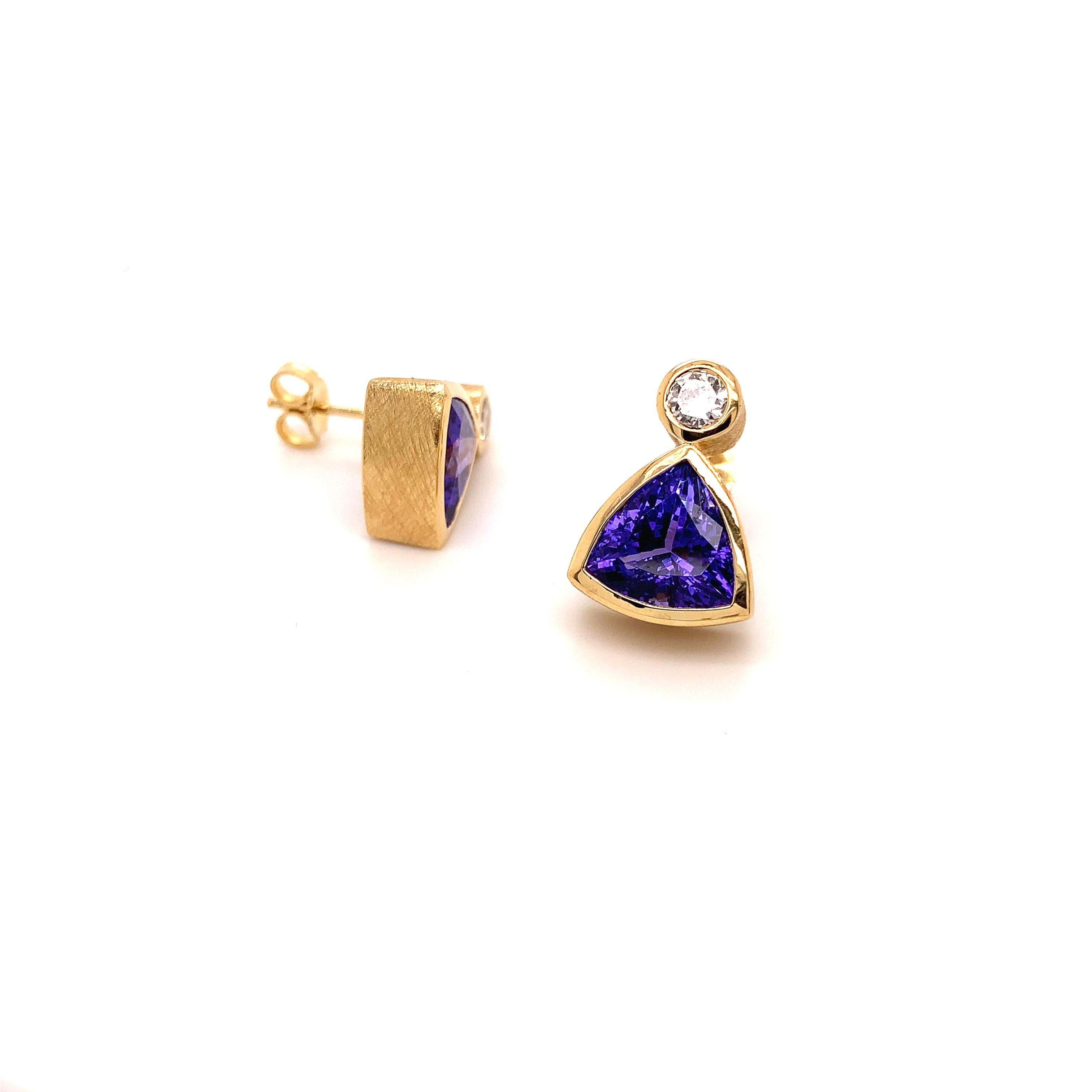 Contemporary Tanzanites Stud Earrings with Diamonds in 18 Karat Gold