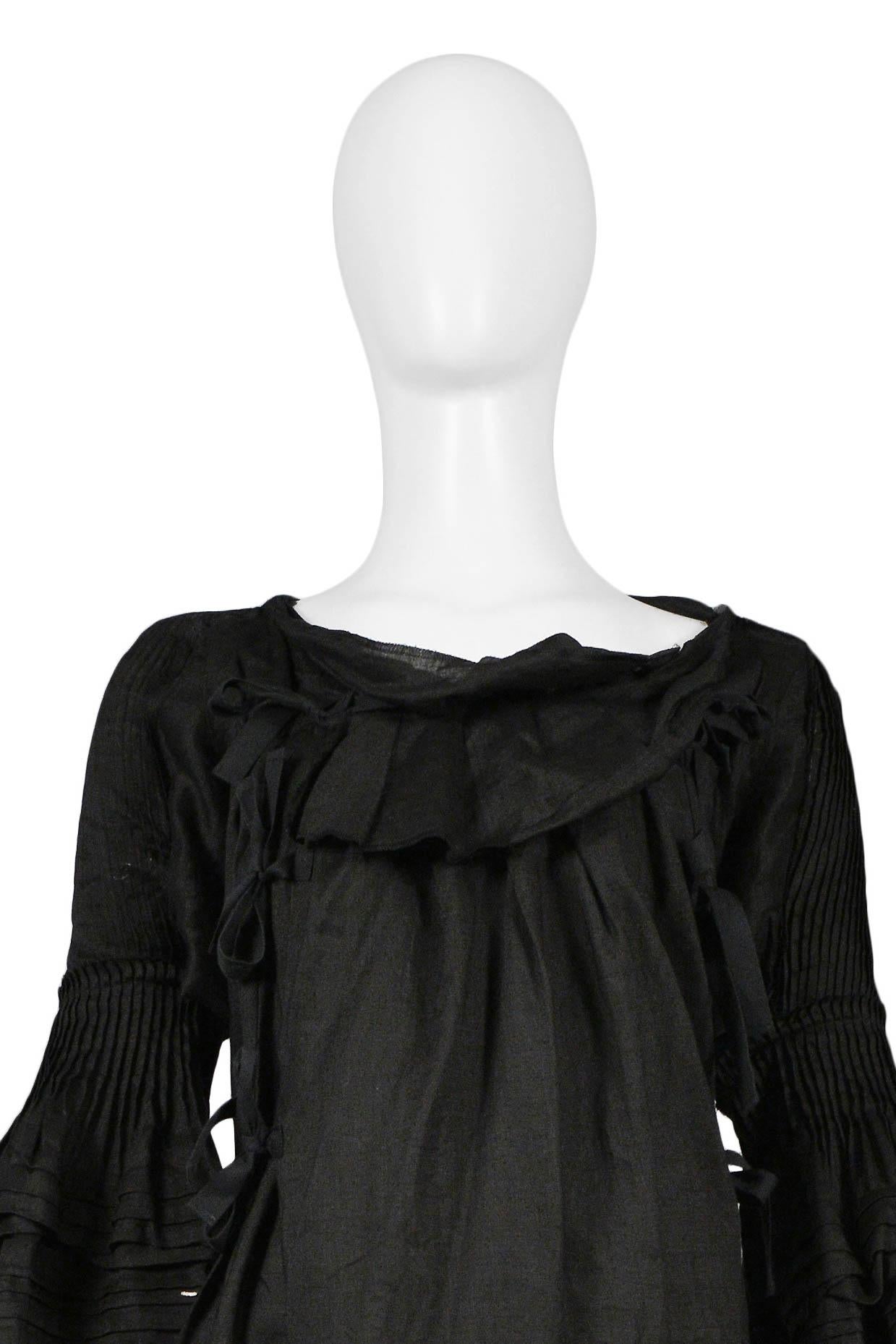 Resurrection è lieta di offrirti questa tuta vintage Tao for Comme des Garcons in lino nero con scollo a volant, maniche a campana a 3/4, schiena scoperta, laccetti sul retro e gambe strette. 

Comme Des Garcons
Dimensioni: Media 
Tessuto: