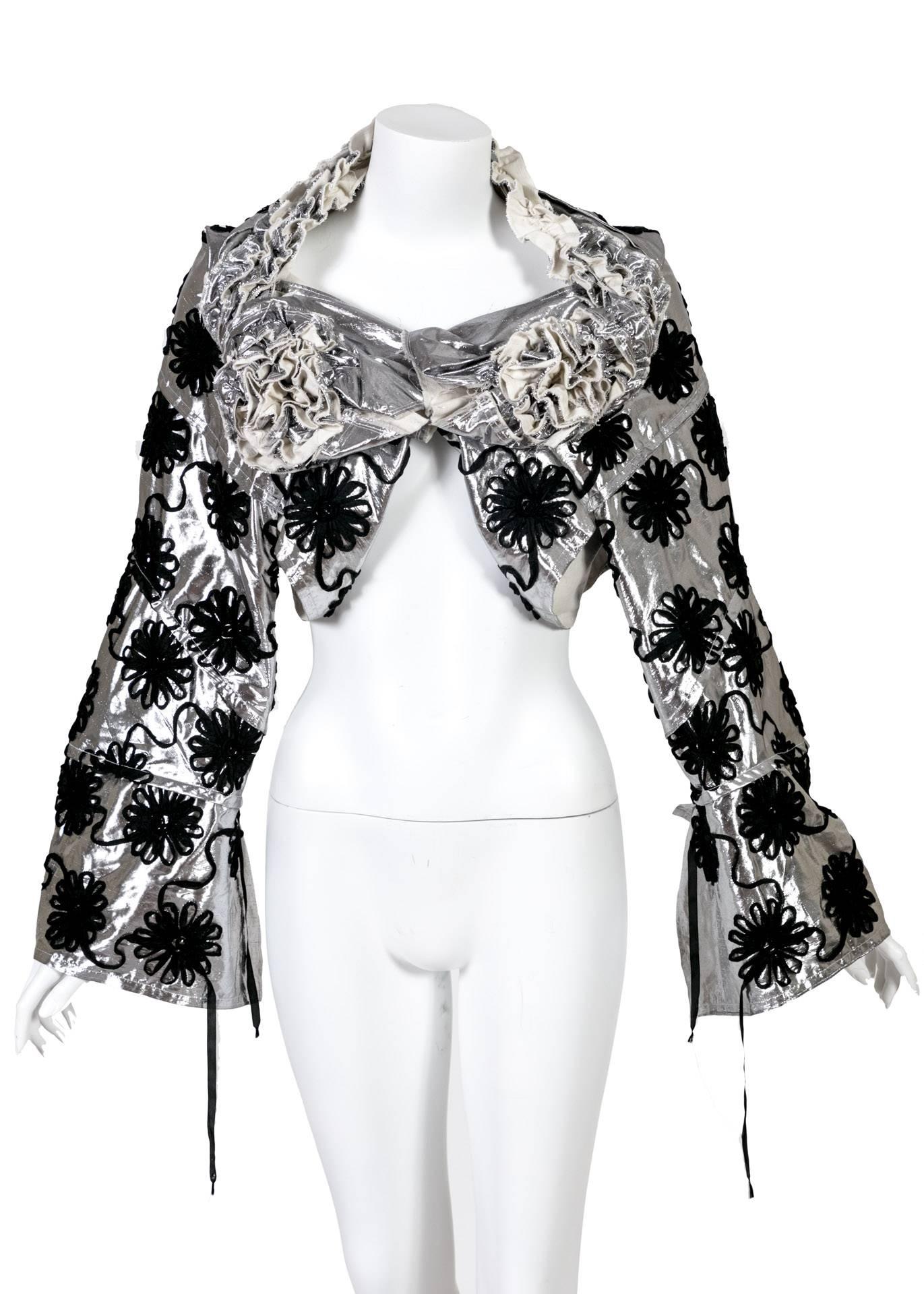 Von Tao Kurihara stammt dieser tolle Shrug aus ihrer Herbstkollektion 2008. Da die Designerin und Protegé von Rei Kawakubo nur weniger als ein Dutzend Schauen inszeniert hat, von denen Susannah Frankel von The Independent sagte, dass sie 