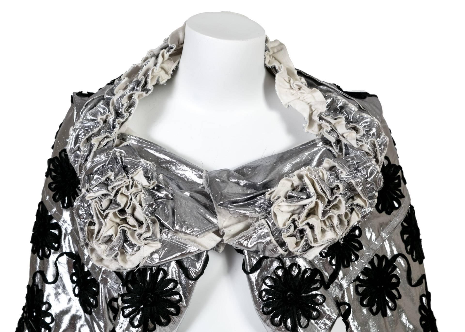 Tao Comme Des Garcons  Cropped Silber geblümt  Jacke mit Applique-Kragen 2008 im Zustand „Hervorragend“ im Angebot in Boca Raton, FL