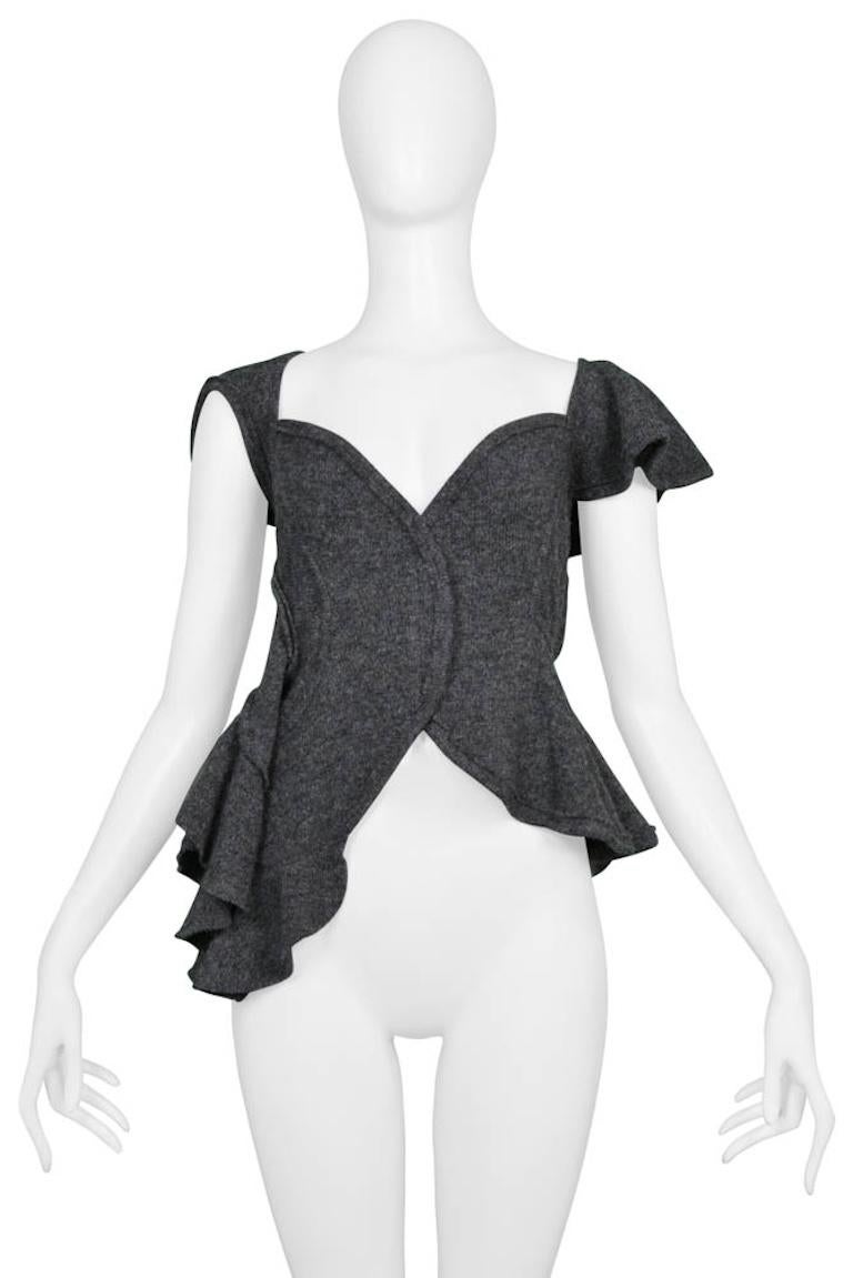 Resurrection Vintage è lieta di offrire un top vintage in lana grigia Tao for Comme des Garcons con orlo asimmetrico, maniche e orlo arricciati e sovrapposizione frontale.

Tao per Comme Des Garcons
Dimensioni: Medio
Tessuto: Lana
Eccellenti