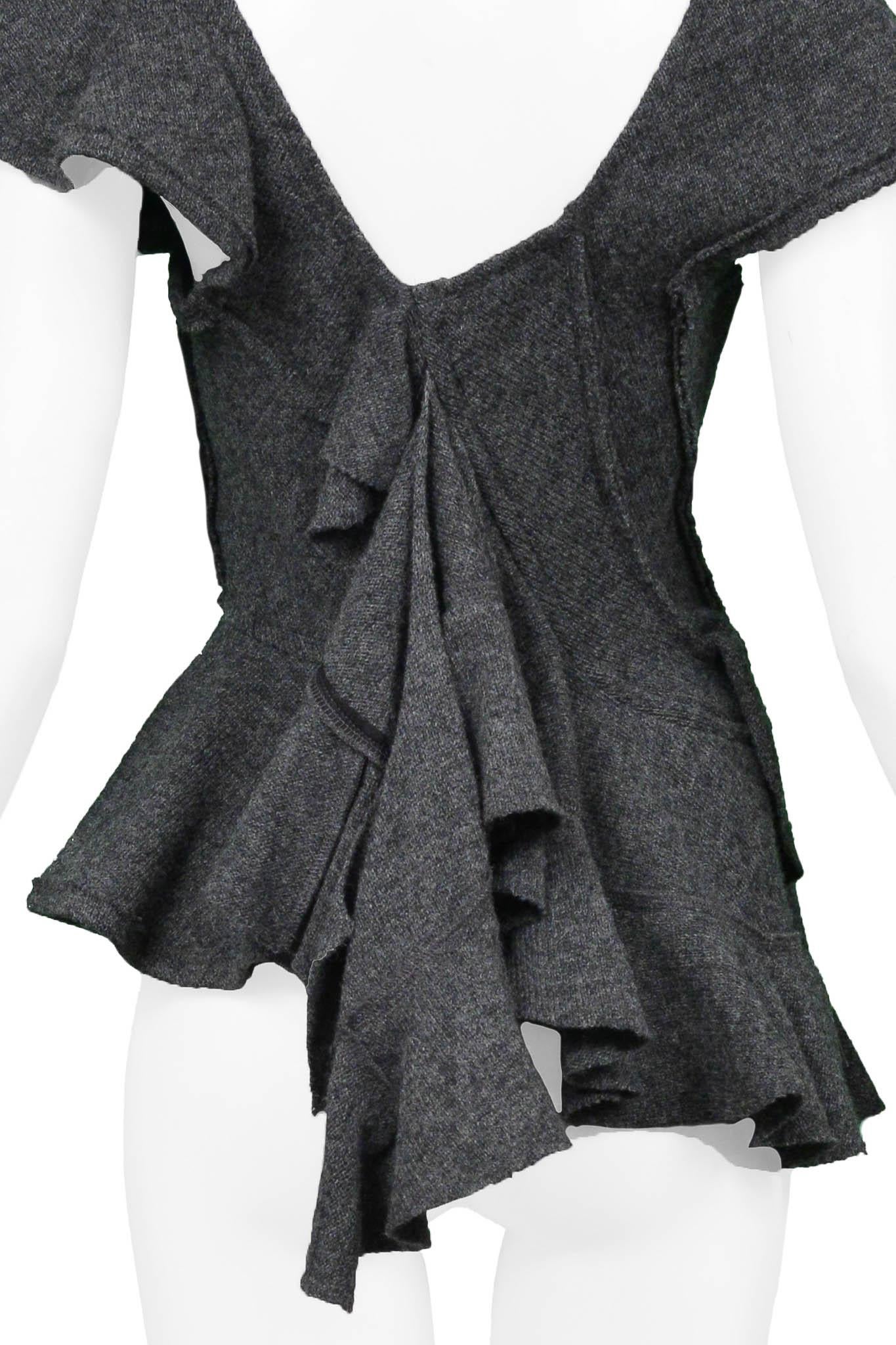 Grigio Top con volant asimmetrico in maglia decostruita grigio Tao in vendita