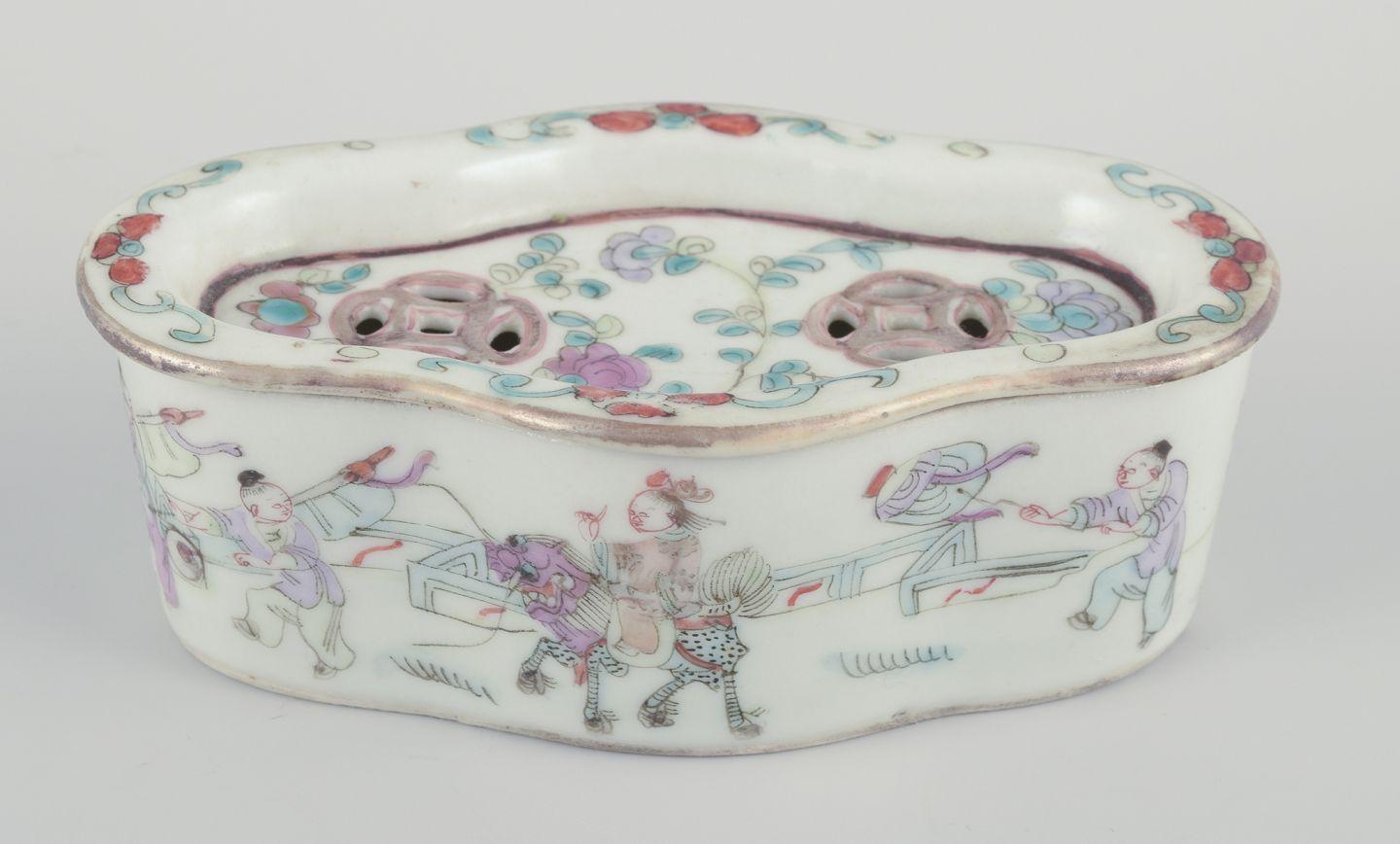 Pre-owned goods are exempt from import duties for U.S. customers. 
Therefore, no import tariffs will be applicable to your purchase.

Tao Kuang (1821-1850), China.
Antique porcelain incense burner.
Hand-painted with motifs of Chinese theatre
