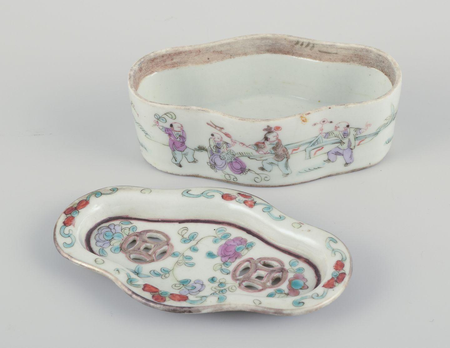 Hand-Painted Tao Kuang, China. Antique porcelain incense burner. For Sale