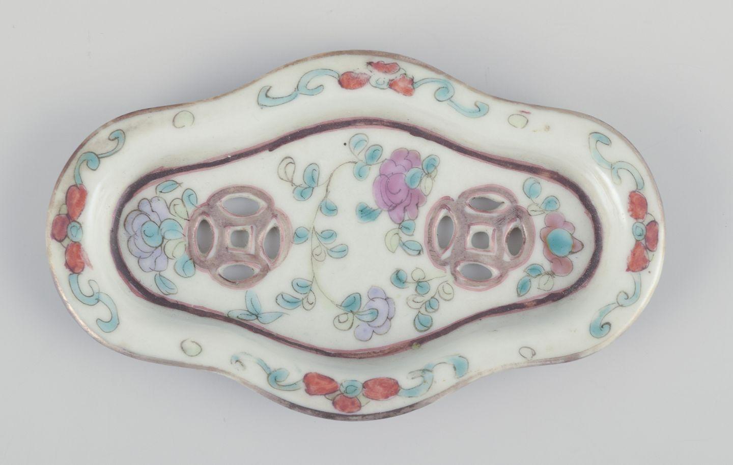 Tao Kuang, China. Antique porcelain incense burner. In Excellent Condition For Sale In Copenhagen, DK