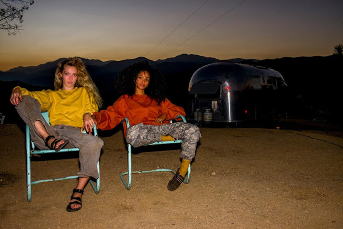 Tao Ruspoli Color Photograph – Leila und Mika